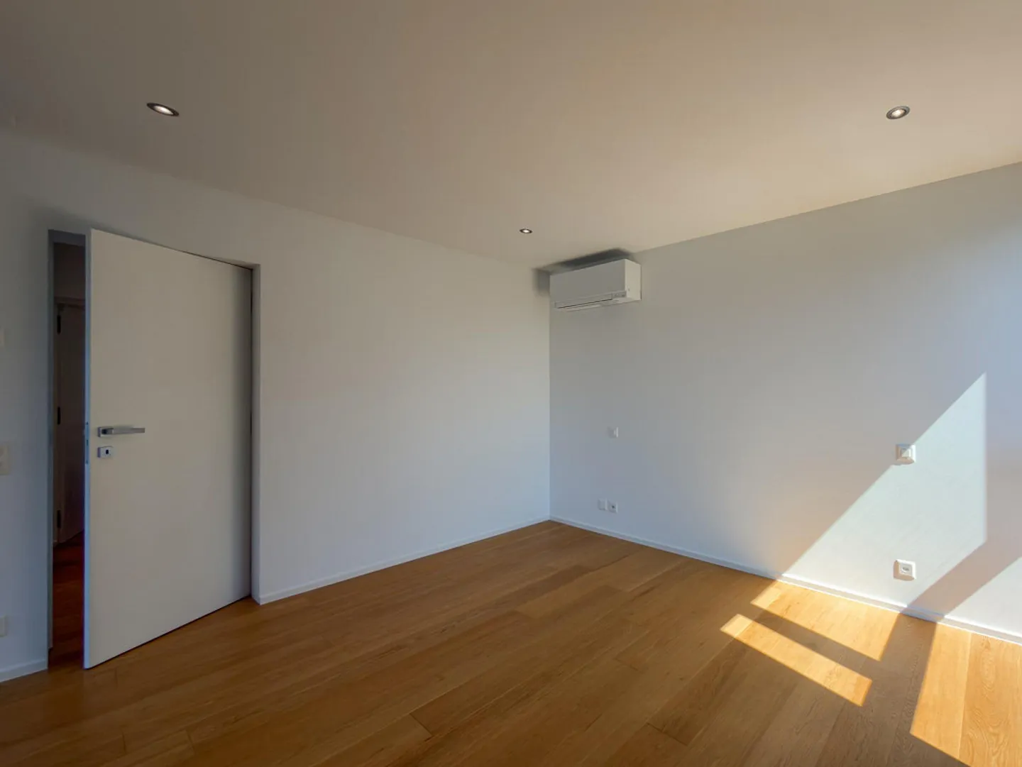 Modern penthouse with lake view in Locarno - Photo 7 of 17