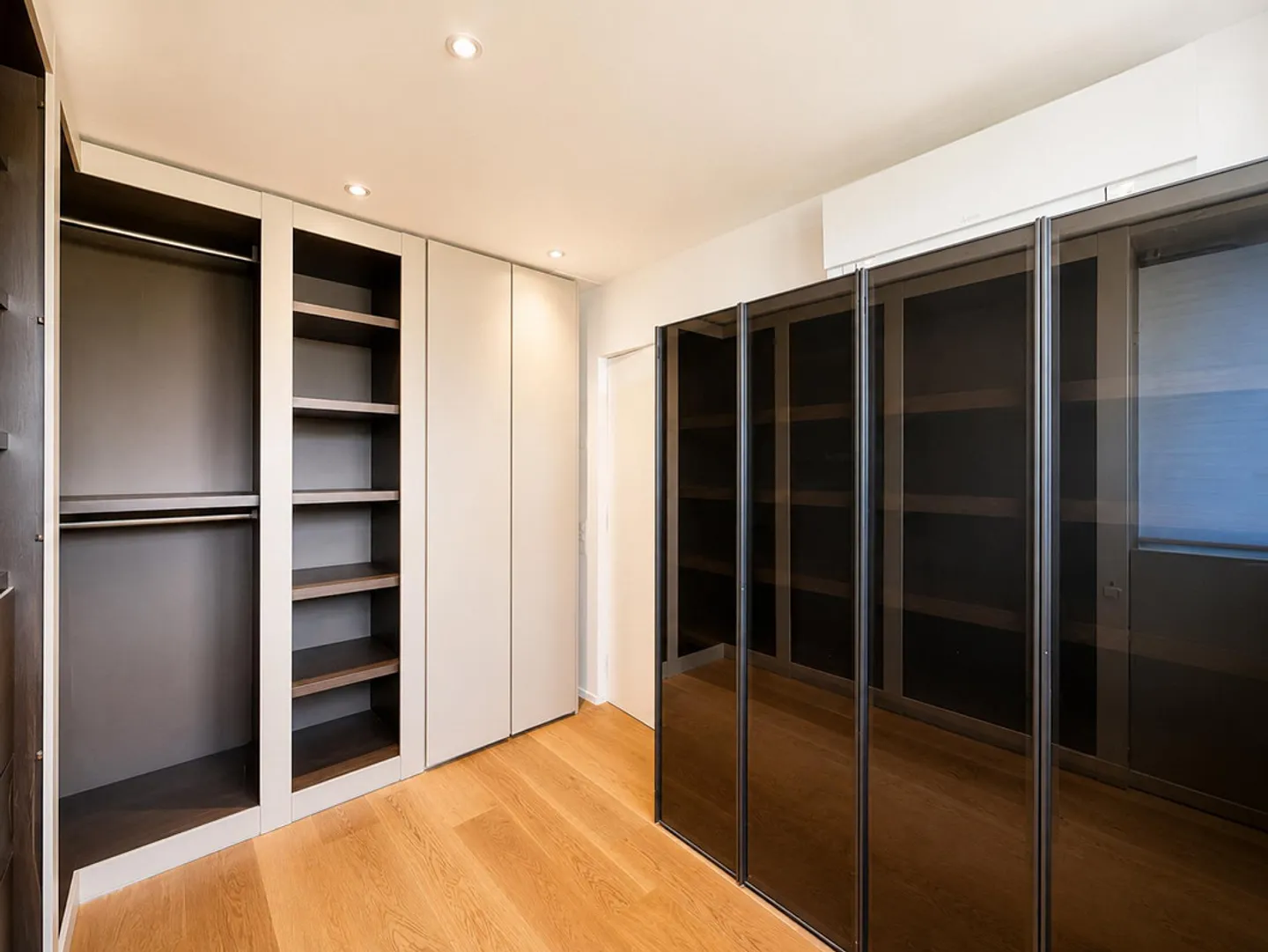 Modern penthouse with lake view in Locarno - Photo 8 of 17