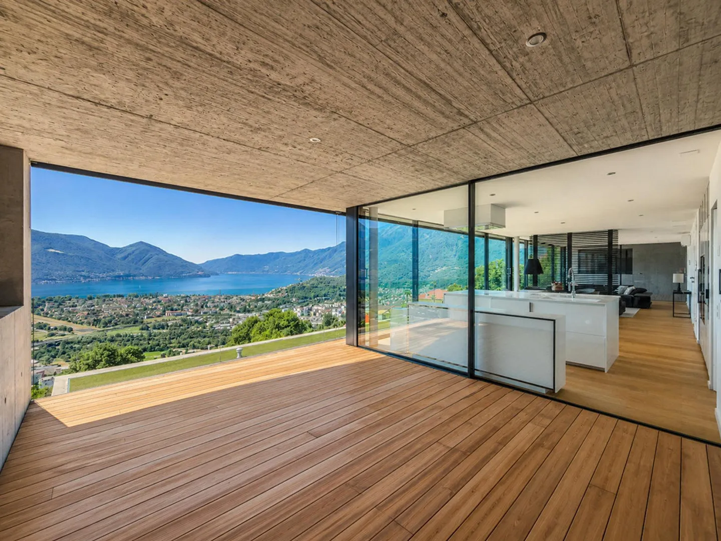 Modern penthouse with lake view in Locarno - Photo 12 of 17