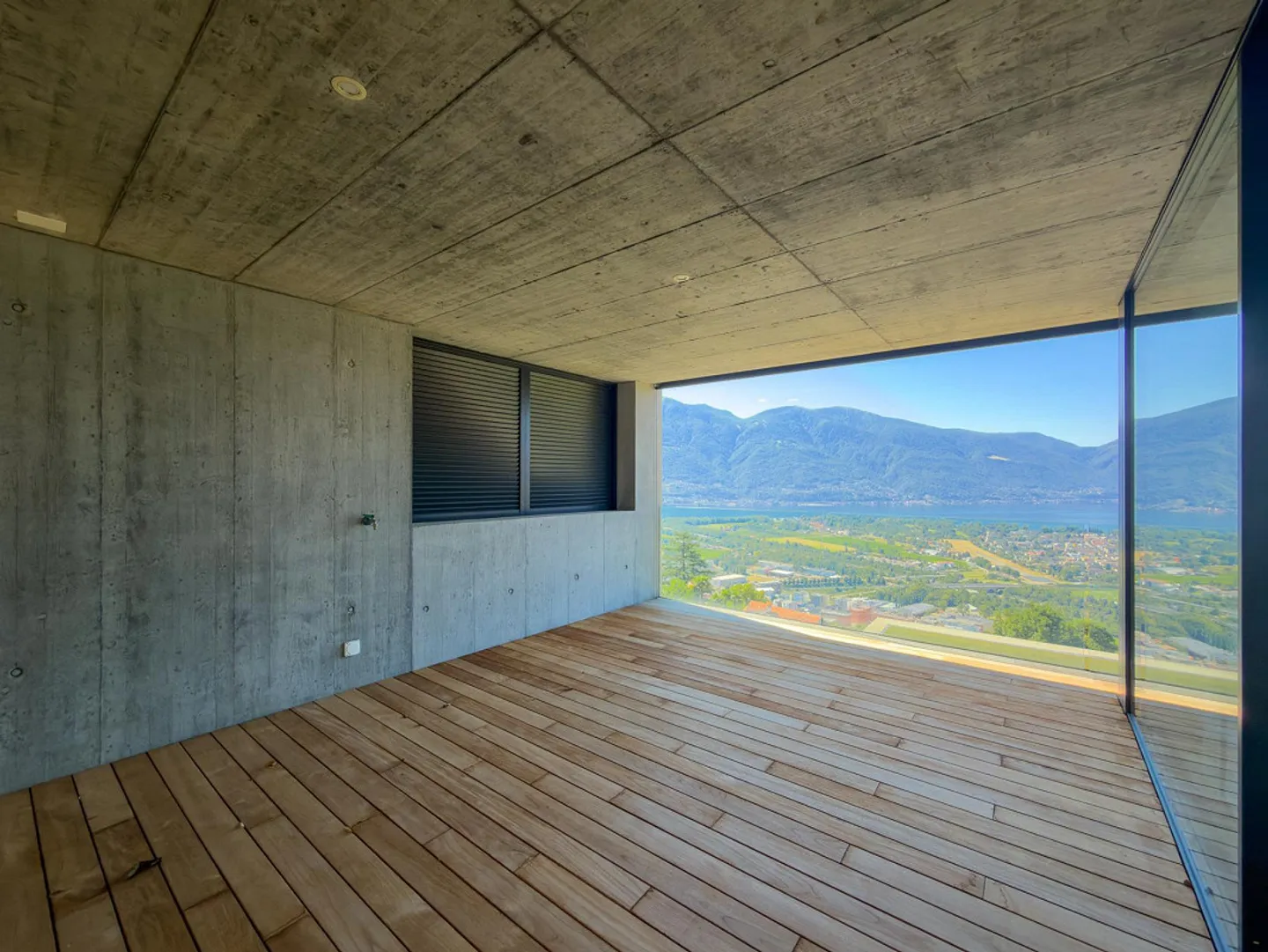 Modern penthouse with lake view in Locarno - Photo 13 of 17