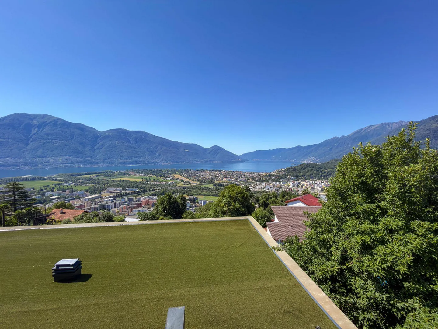 Modern penthouse with lake view in Locarno - Photo 15 of 17