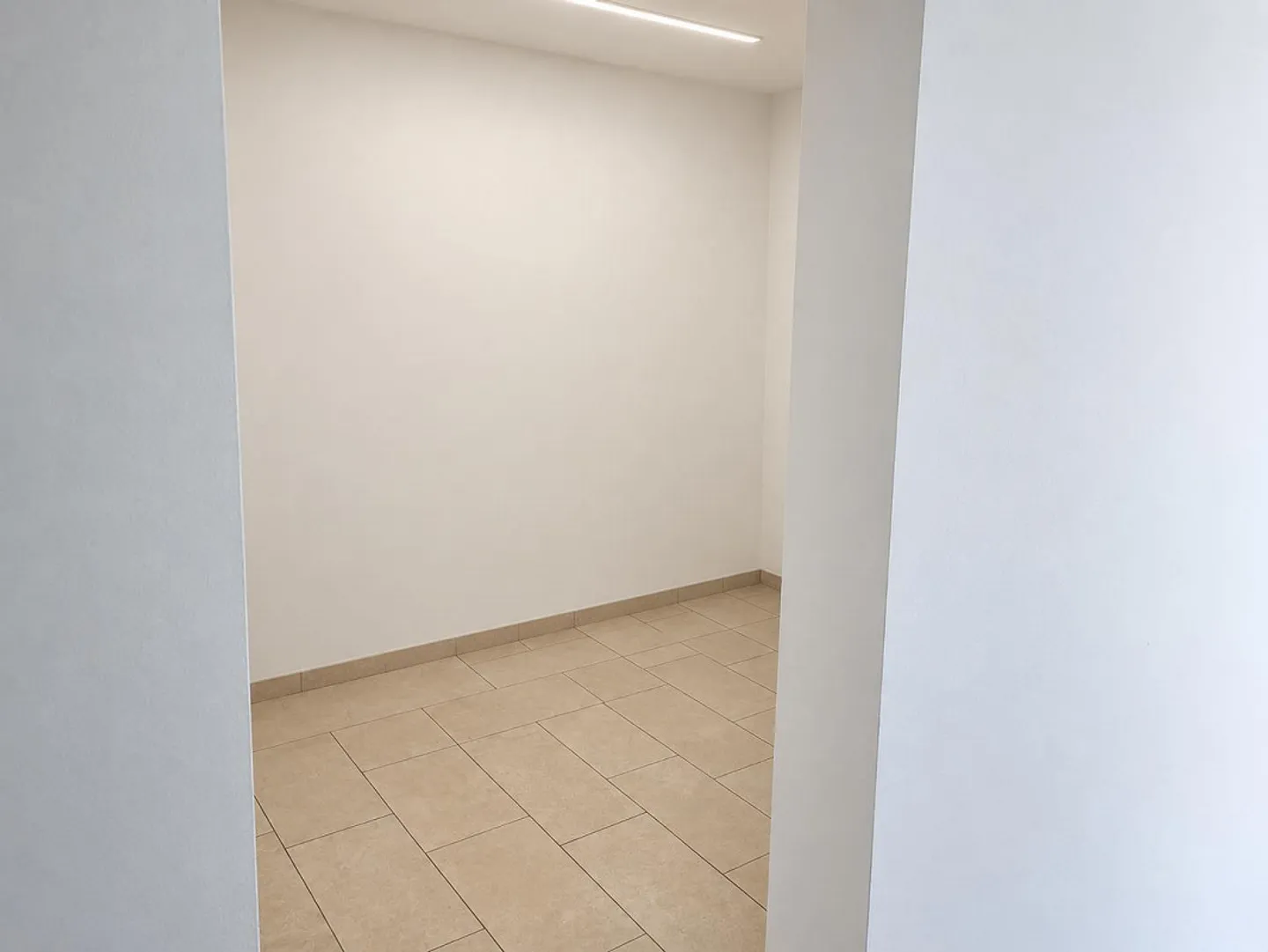 Bright, modern apartment with large terrace and mountain view - Photo 12 of 14