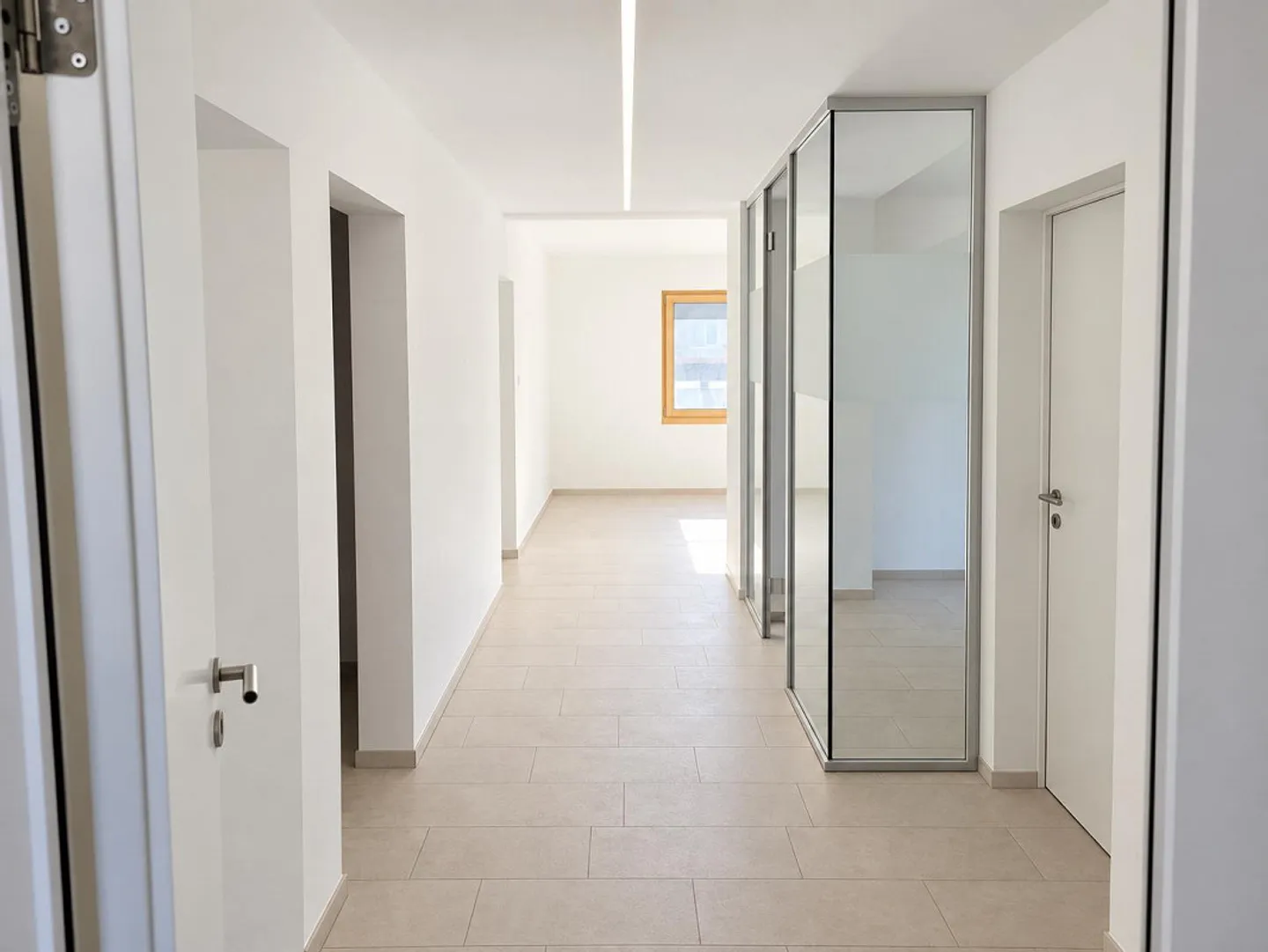 Bright, modern apartment with large terrace and mountain view - Photo 13 of 14