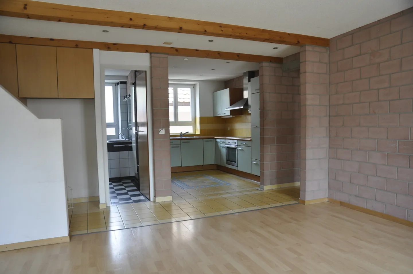 Charming 3-Room Apartment with Balcony in Historic Biel Building - Photo 10 of 11