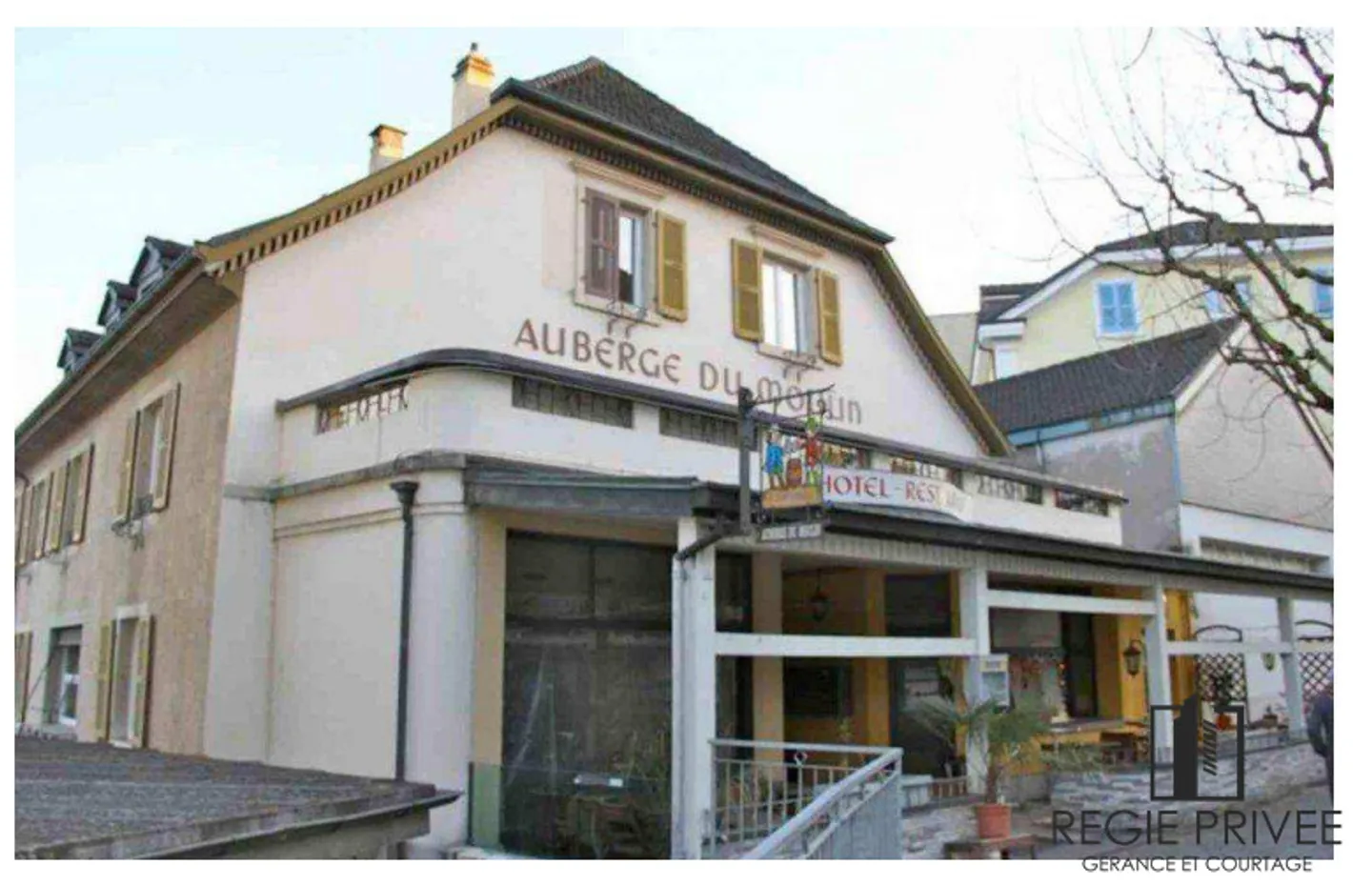 Mixed-use building for investors - Photo 1 of 7