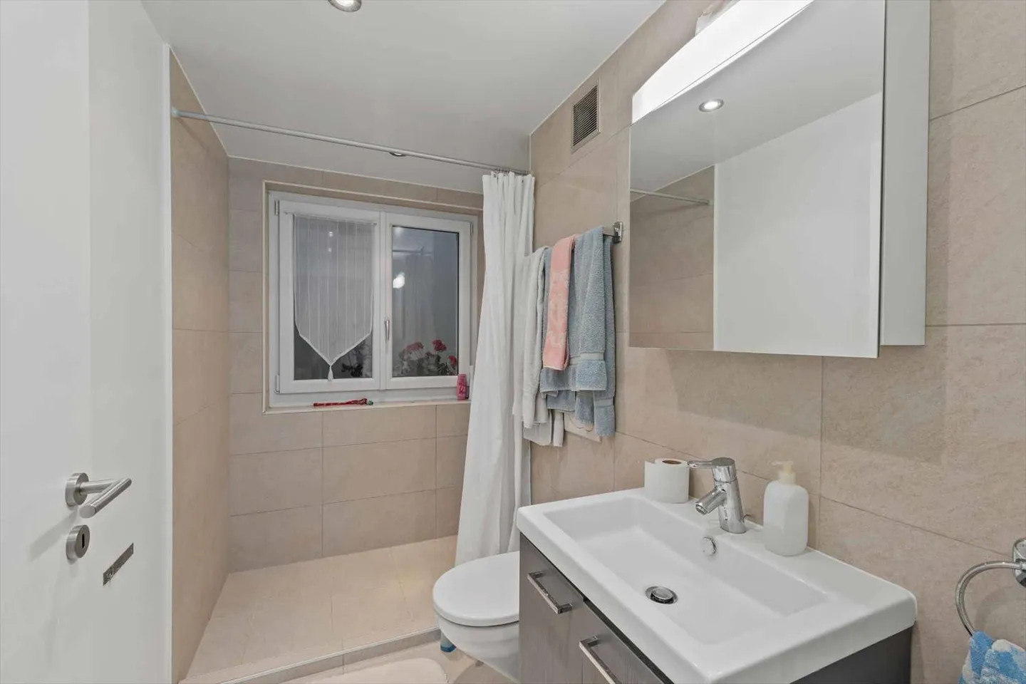 Luxury Duplex Apartment in the Heart of Nyon - Photo 11 of 12