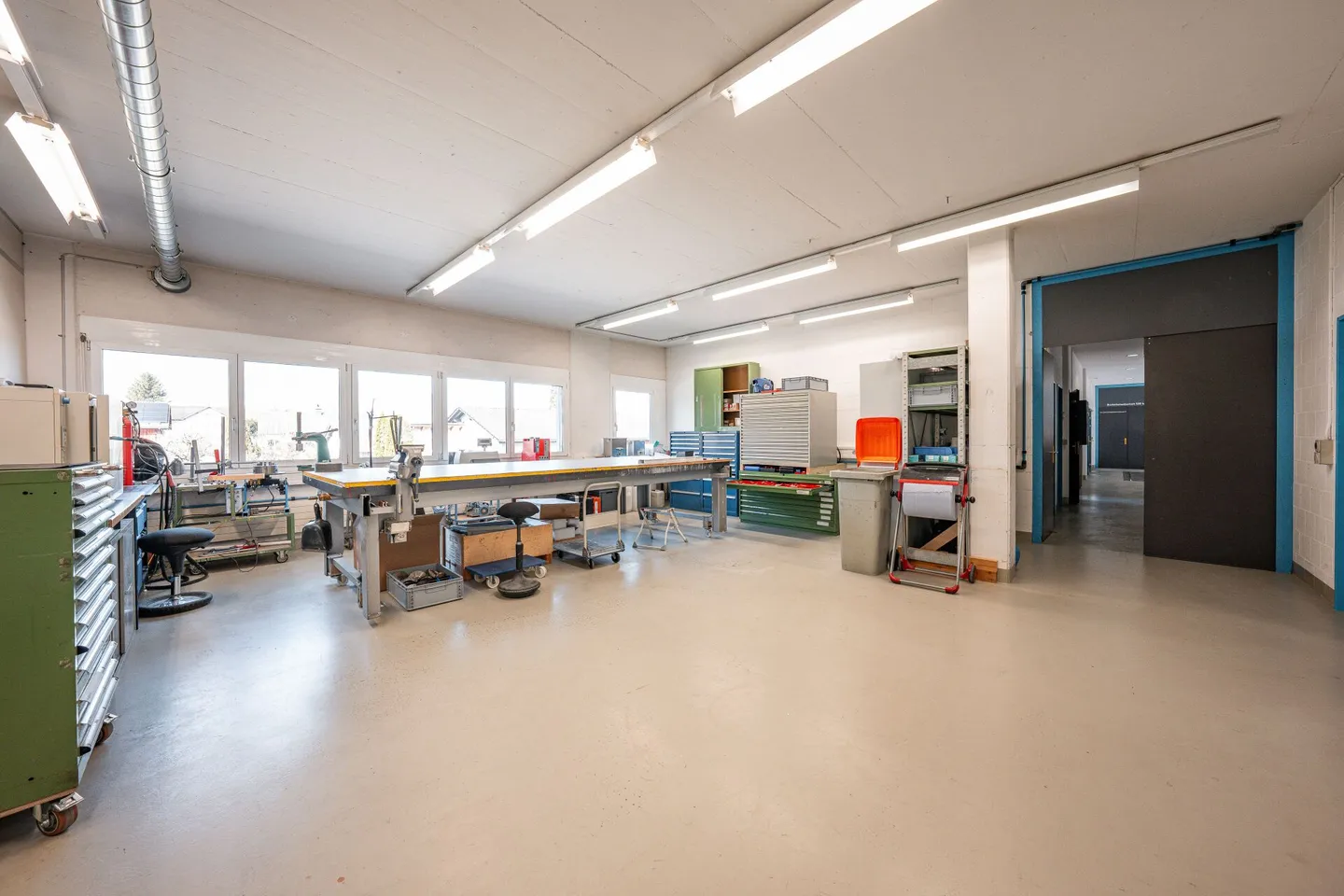 Commercial and Office Spaces in Optimal Location with Showroom - Photo 15 of 20