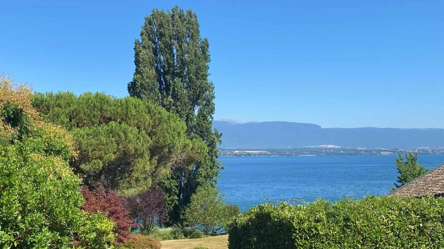 Villa con bella vista e accesso privato al lago - Foto 1 di 9