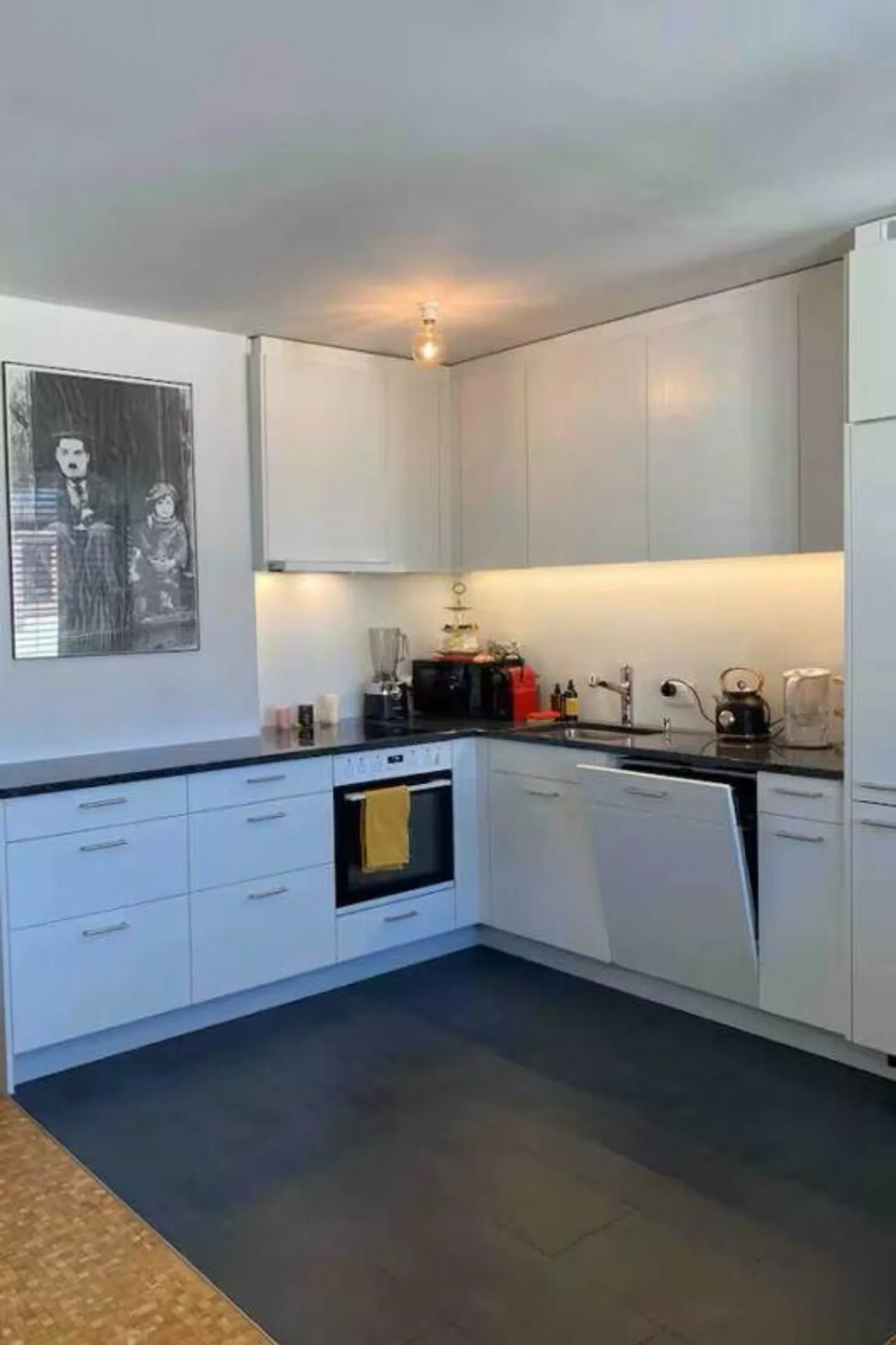 High-quality furnished 2-room apartment in Basel city available temporarily from 01.04.2026 - Photo 4 of 11