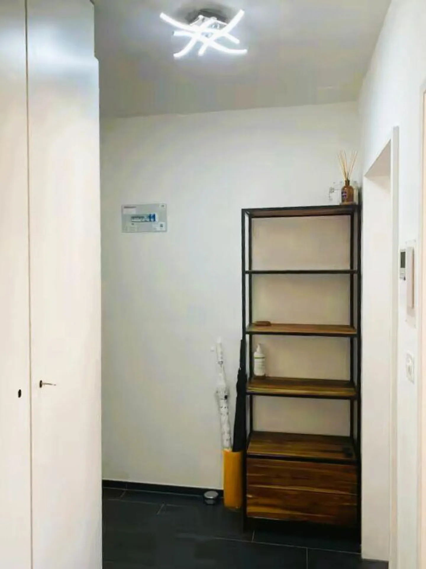 High-quality furnished 2-room apartment in Basel city available temporarily from 01.04.2026 - Photo 8 of 11