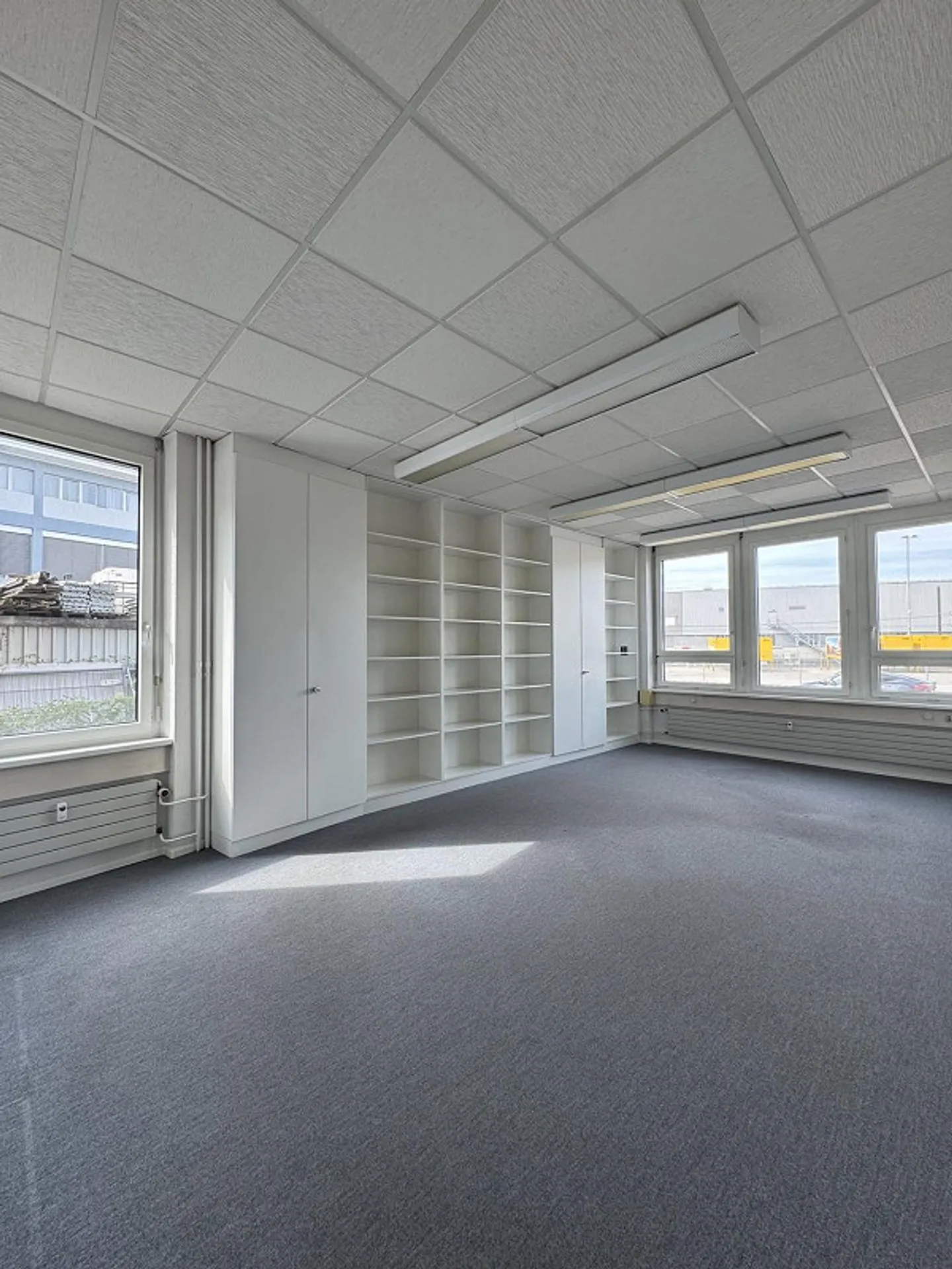 Representative commercial property with office and storage space in a strategic location - Photo 2 of 13
