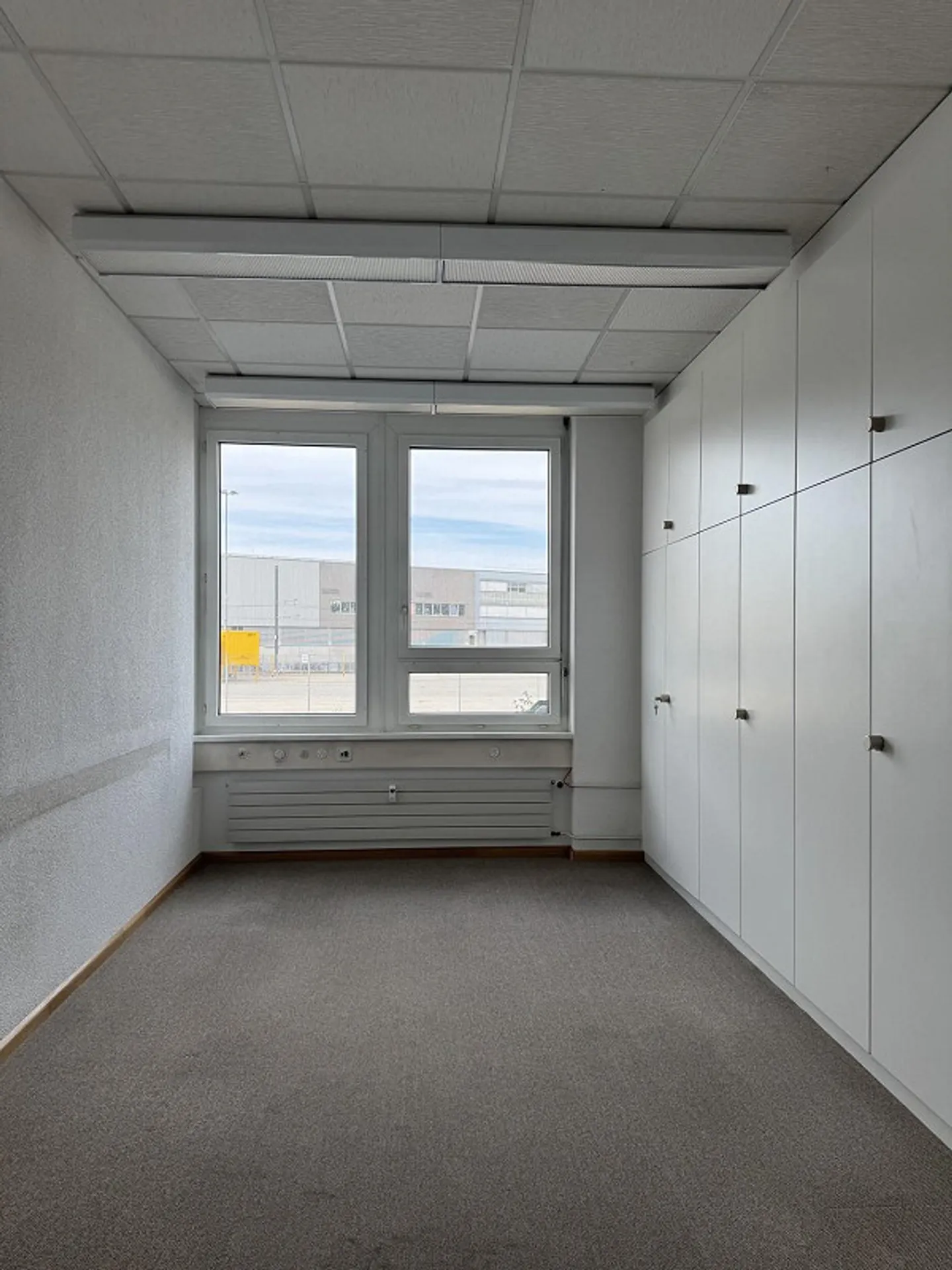 Representative commercial property with office and storage space in a strategic location - Photo 6 of 13