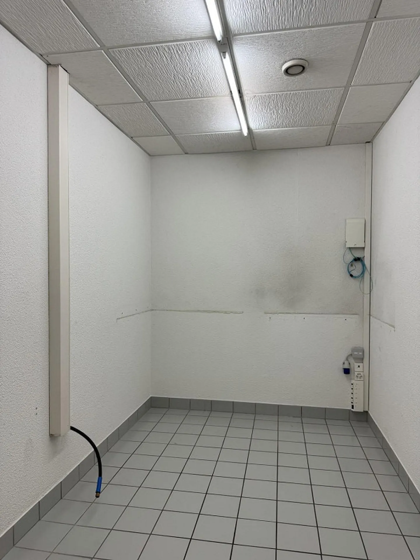 Representative commercial property with office and storage space in a strategic location - Photo 7 of 13