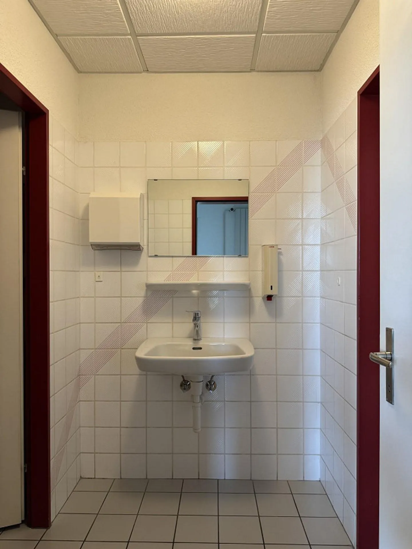 Representative commercial property with office and storage space in a strategic location - Photo 8 of 13