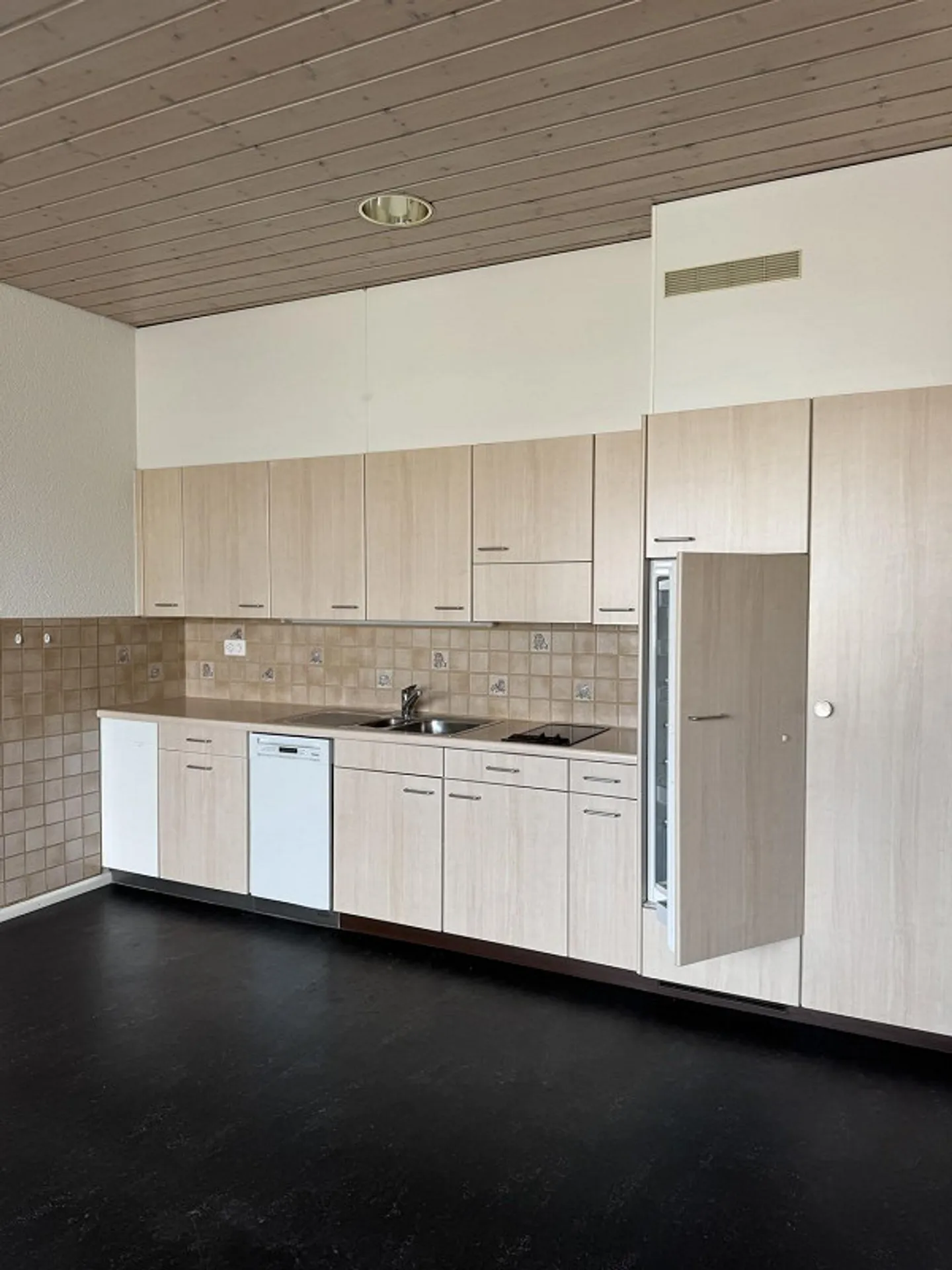 Representative commercial property with office and storage space in a strategic location - Photo 4 of 13