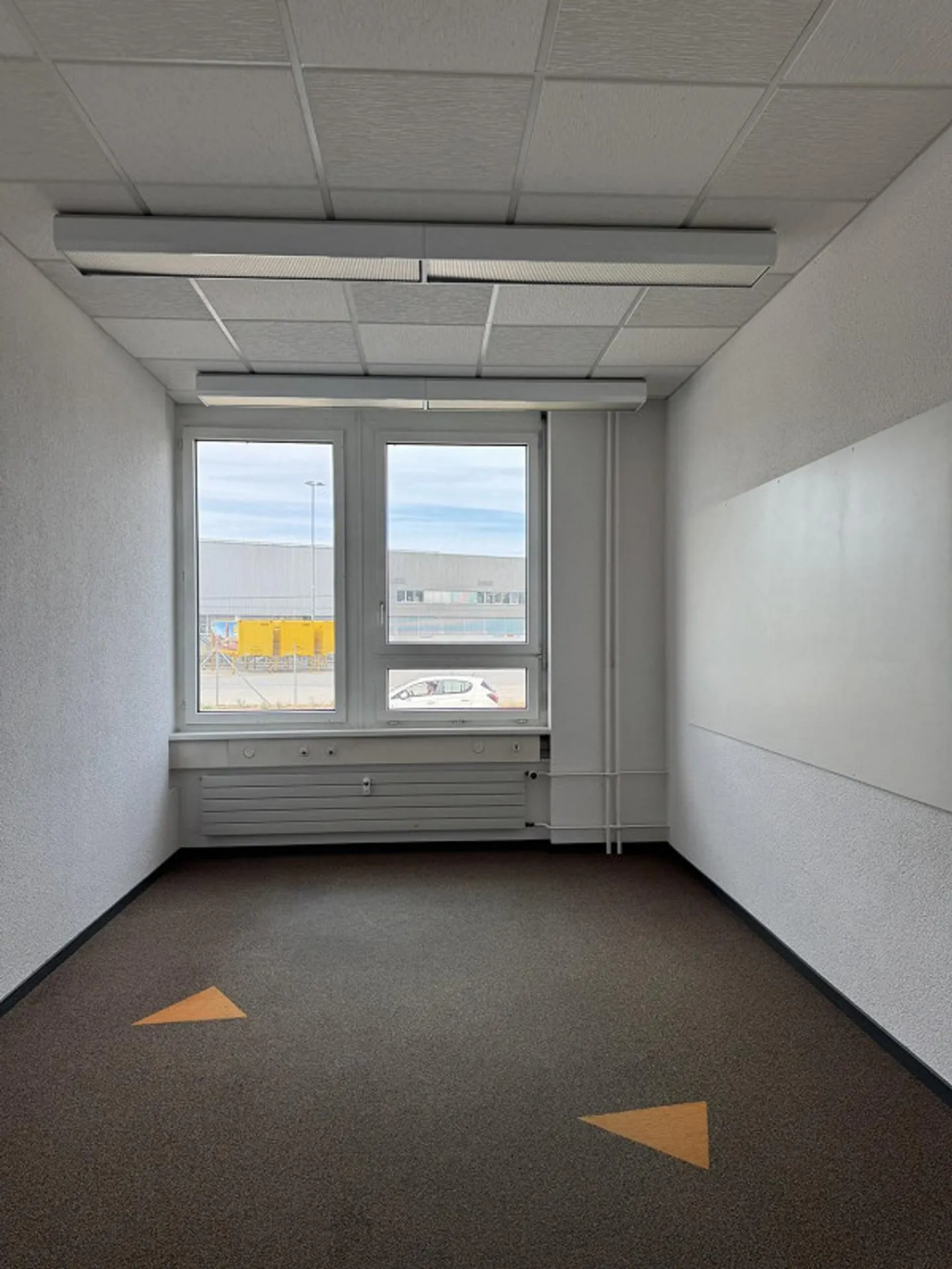 Representative commercial property with office and storage space in a strategic location - Photo 5 of 13