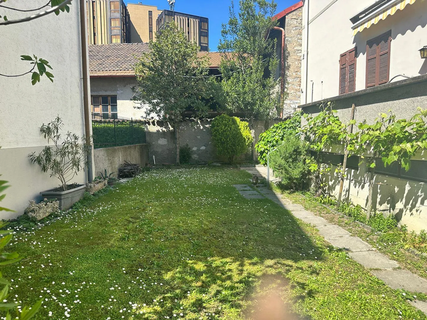 Casa unifamiliare con giardino - Foto 2 di 13