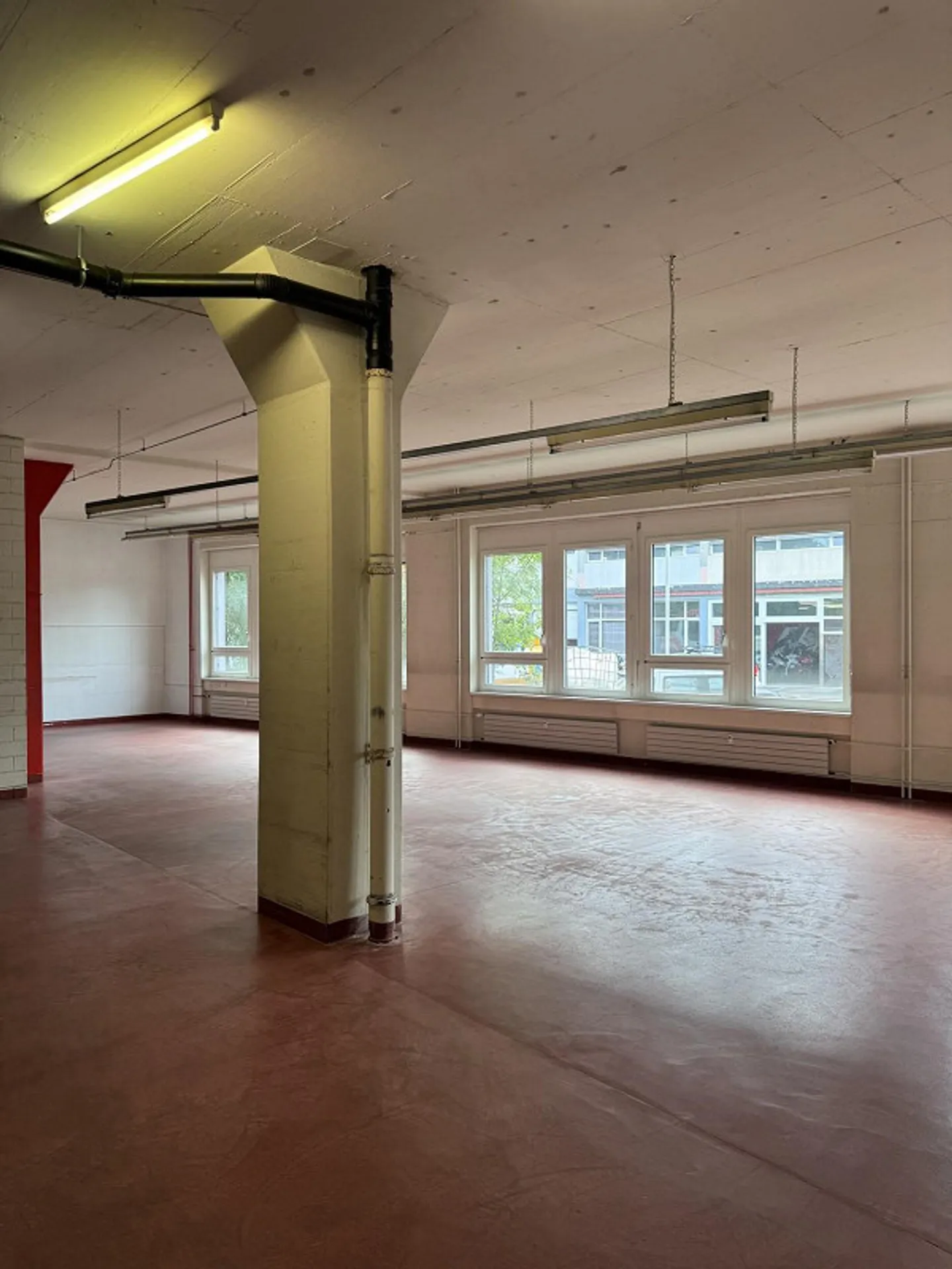 Representative commercial property with office and storage space in a strategic location - Photo 11 of 13