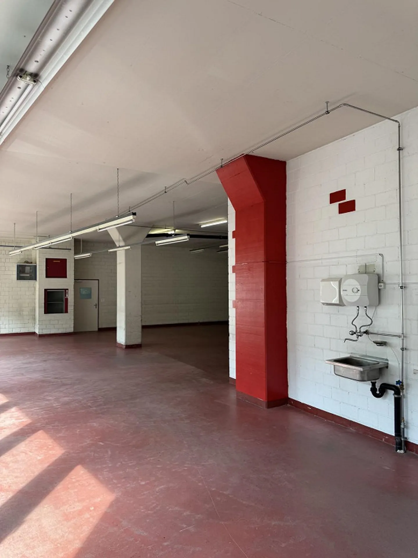 Representative commercial property with office and storage space in a strategic location - Photo 12 of 13