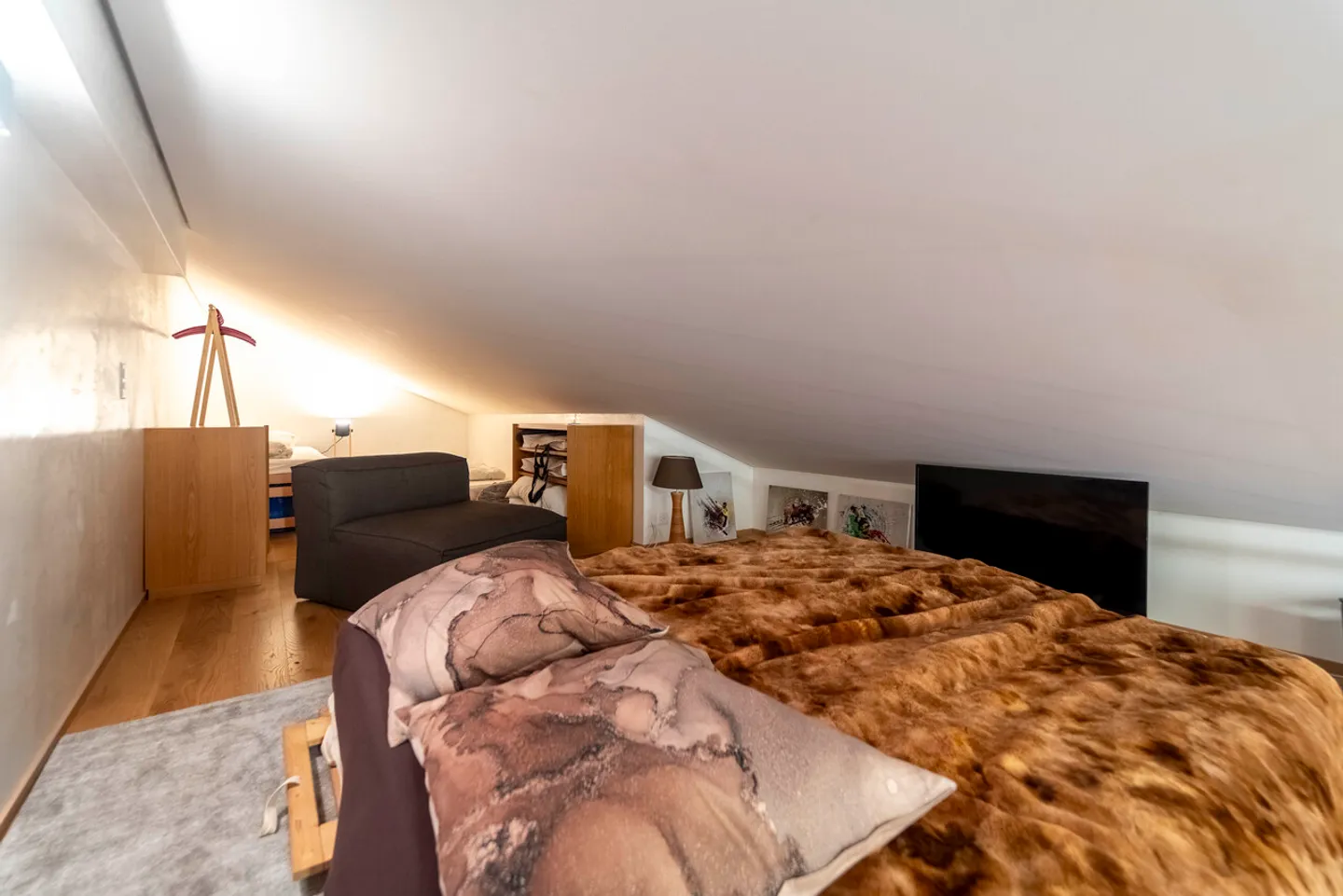 Renovated luxury apartment with quality materials - Photo 11 of 14