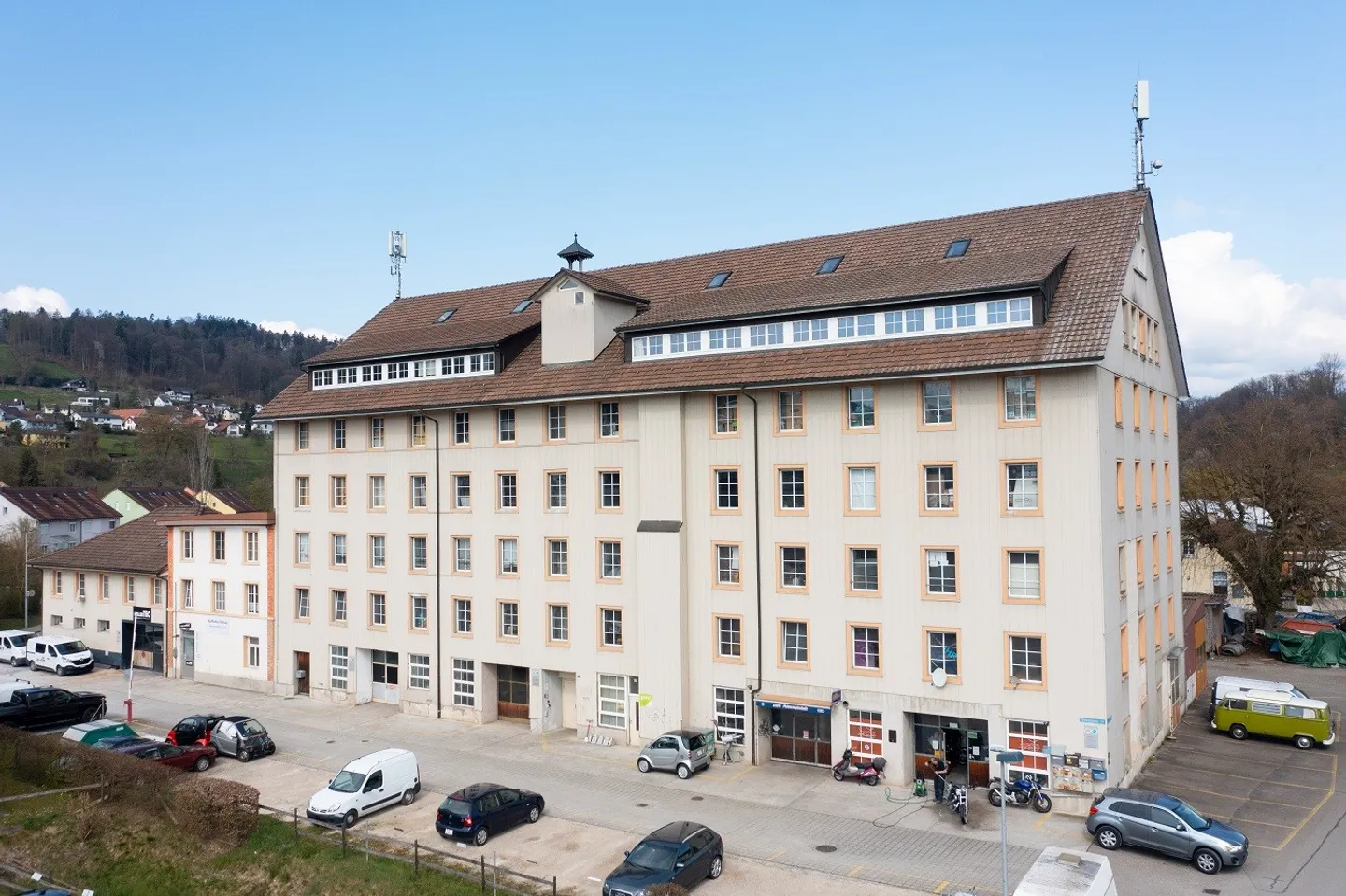 Industriegebäude mit 75 Objekten (Werkstätten, Lager, Büros, Ateliers) und 55 Parkplätzen - Foto 1 von 13