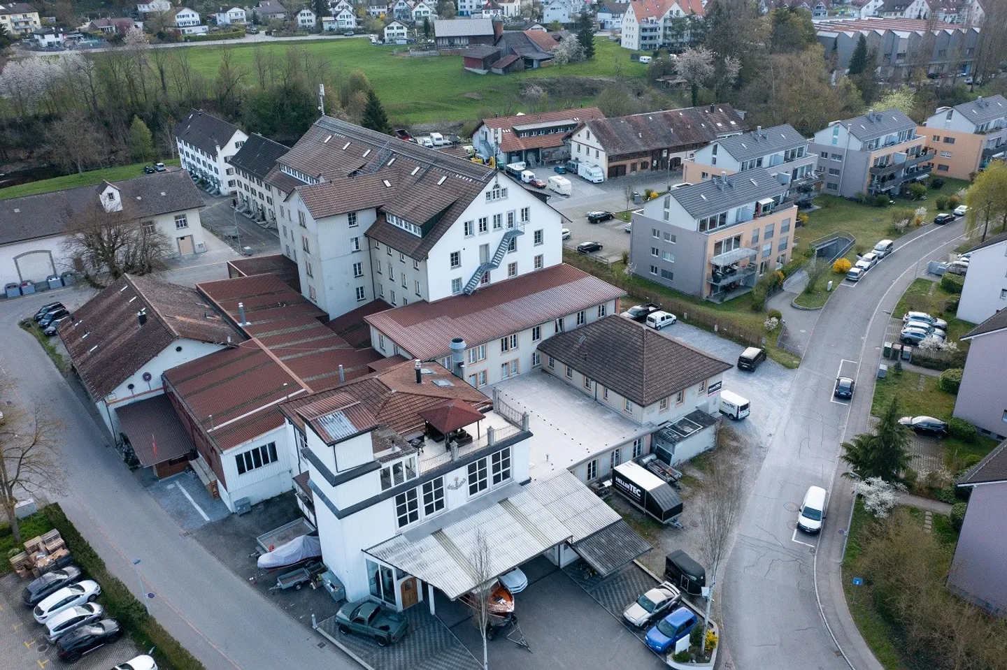 Industriegebäude mit 75 Objekten (Werkstätten, Lager, Büros, Ateliers) und 55 Parkplätzen - Foto 2 von 13