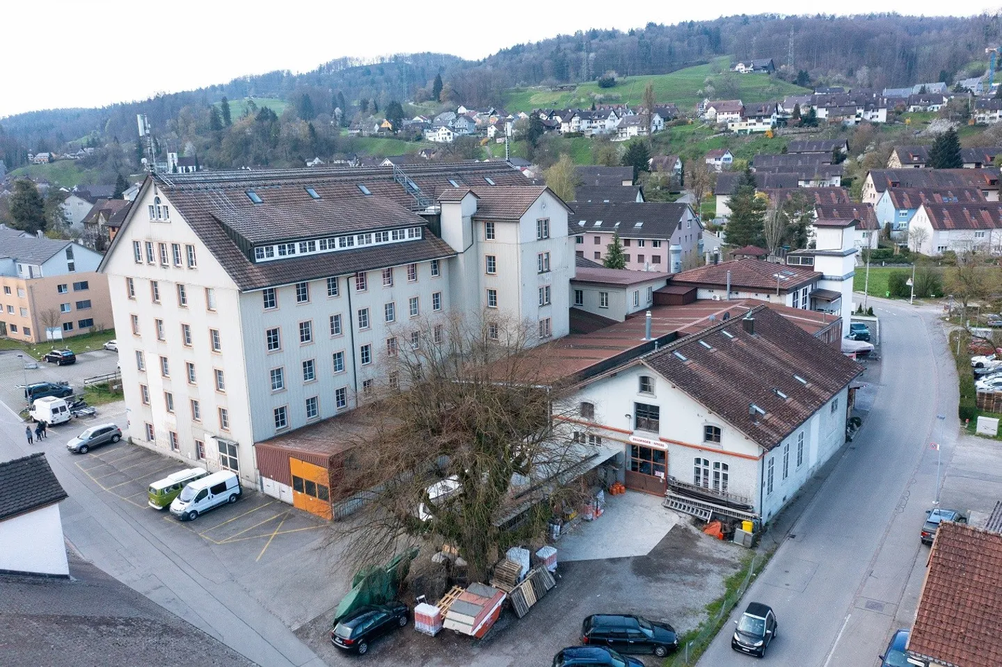 Industriegebäude mit 75 Objekten (Werkstätten, Lager, Büros, Ateliers) und 55 Parkplätzen - Foto 3 von 13