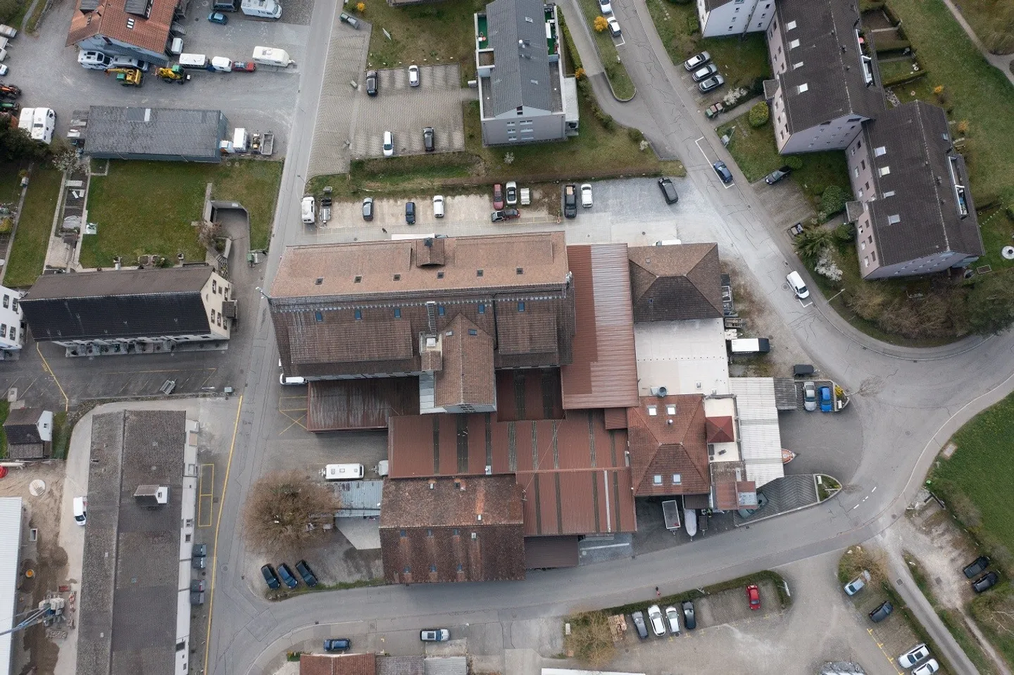 Industriegebäude mit 75 Objekten (Werkstätten, Lager, Büros, Ateliers) und 55 Parkplätzen - Foto 4 von 13