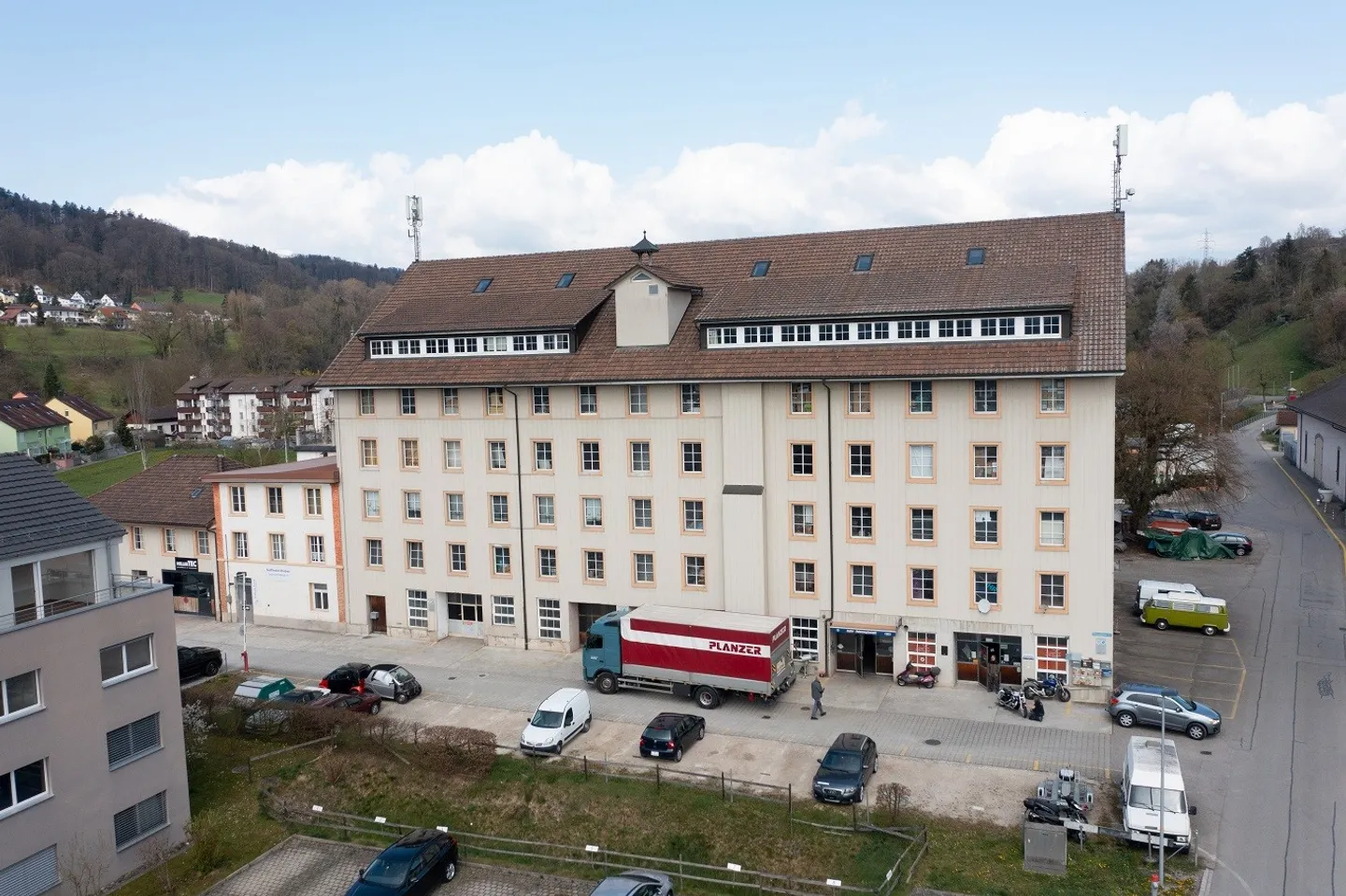 Industriegebäude mit 75 Objekten (Werkstätten, Lager, Büros, Ateliers) und 55 Parkplätzen - Foto 6 von 13