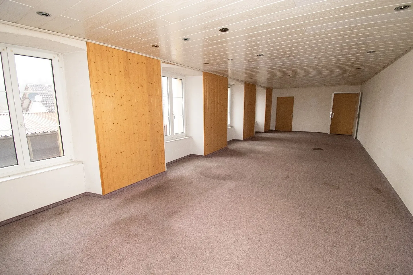 Industriegebäude mit 75 Objekten (Werkstätten, Lager, Büros, Ateliers) und 55 Parkplätzen - Foto 8 von 13