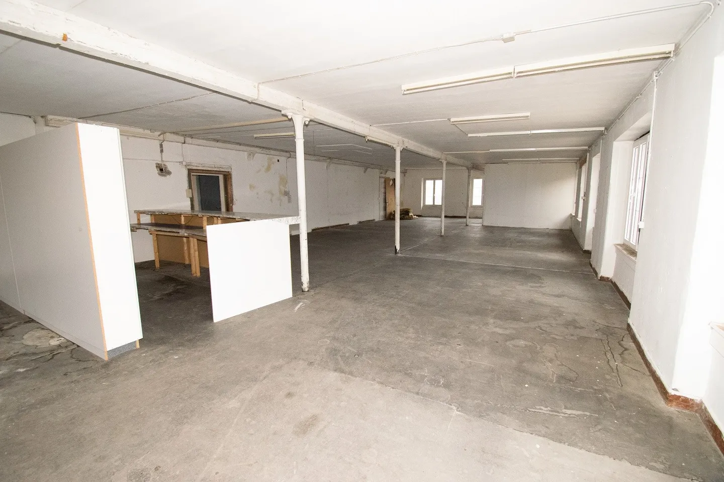 Industriegebäude mit 75 Objekten (Werkstätten, Lager, Büros, Ateliers) und 55 Parkplätzen - Foto 9 von 13