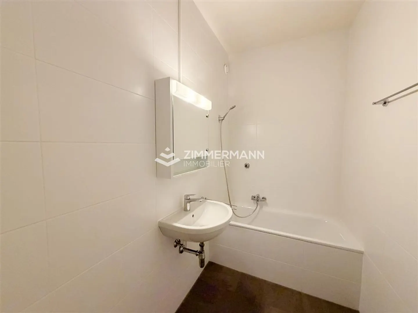 Charming 4-Room Apartment with Balcony - Photo 4 of 7