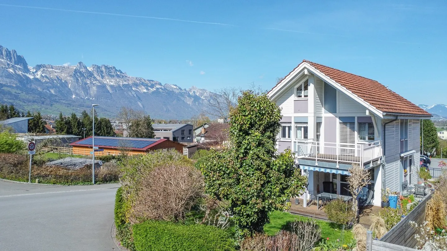 Casa unifamiliare di 6,5 stanze con vista sulle montagne - Foto 1 di 12