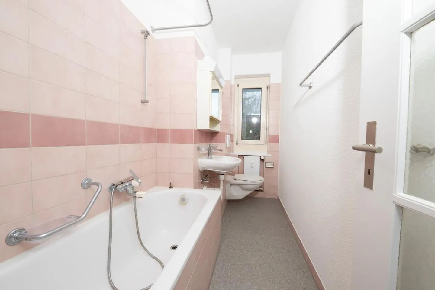 Appartement charmant dans un environnement verdoyant - Photo 2 sur 6