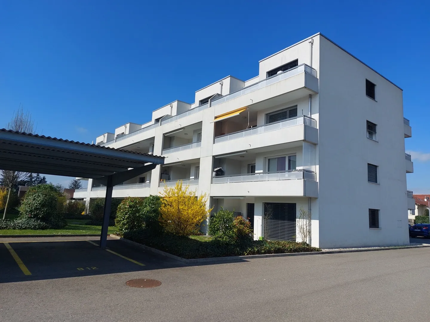 Spacious Apartment with Terrace - Photo 12 of 13