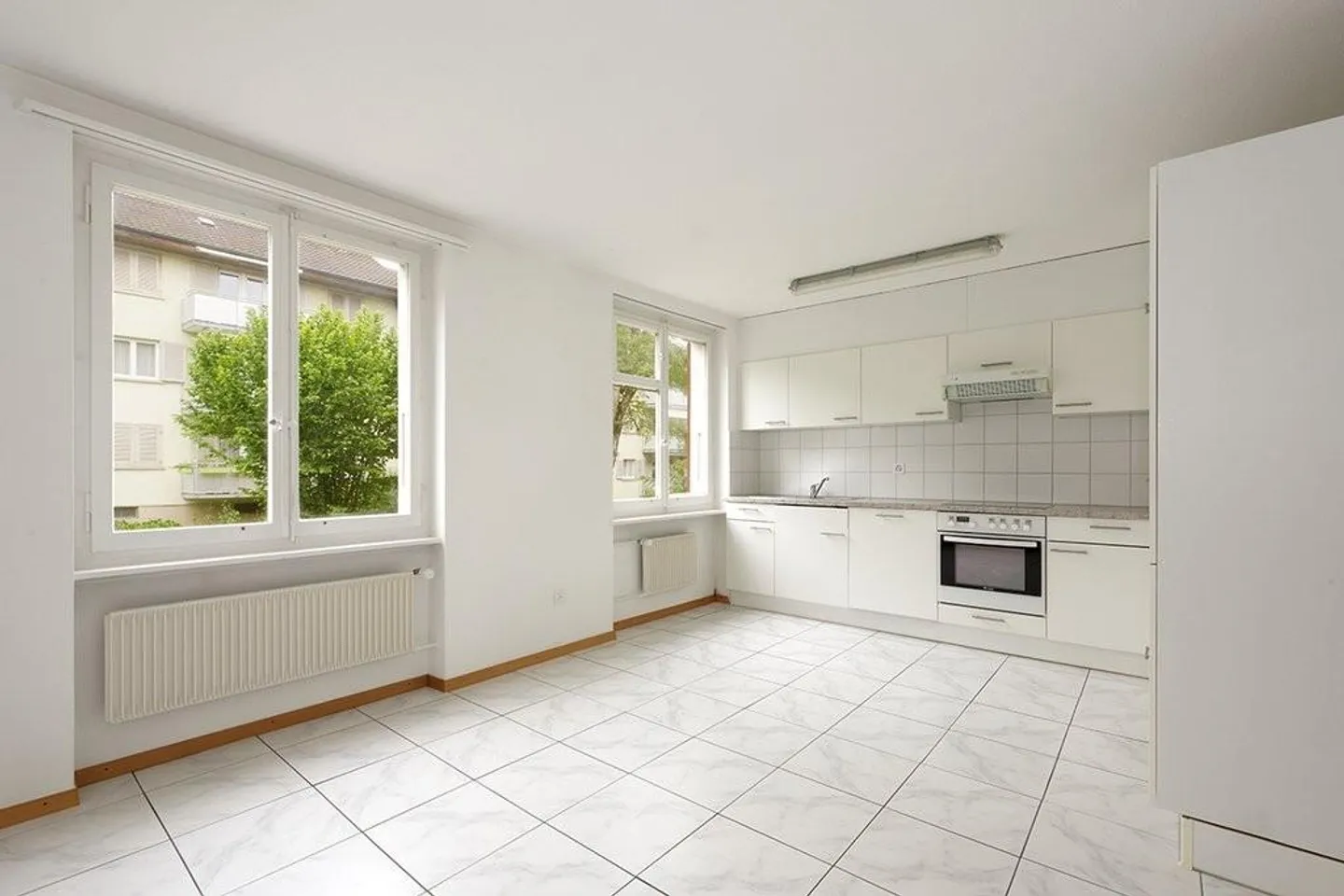 Appartement 2 pièces partiellement rénové avec charme - Photo 3 sur 11