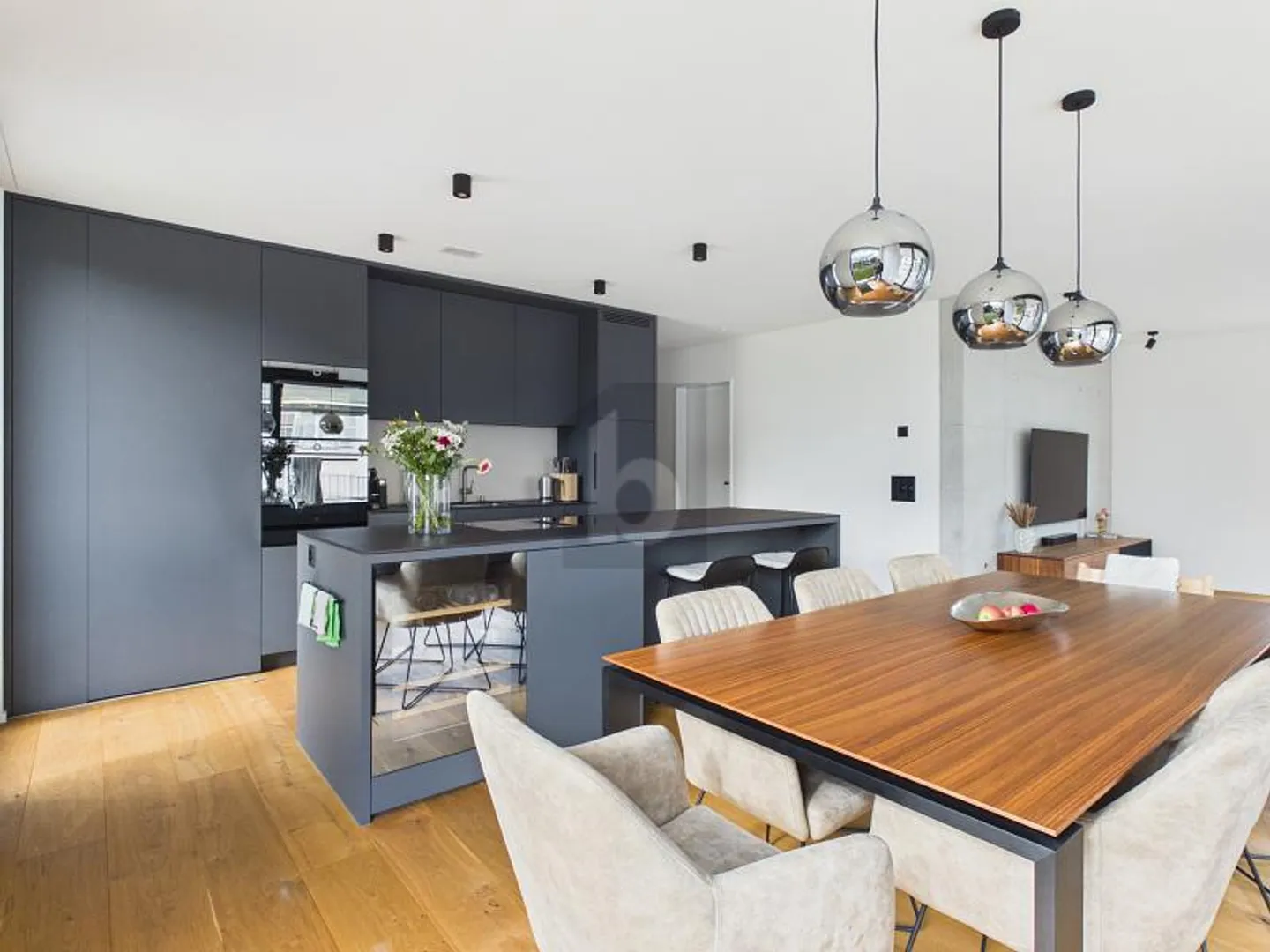 DESIGN D'ARCHITECTE - COMME NEUF AVEC DEUX BALCONS - Photo 2 sur 6