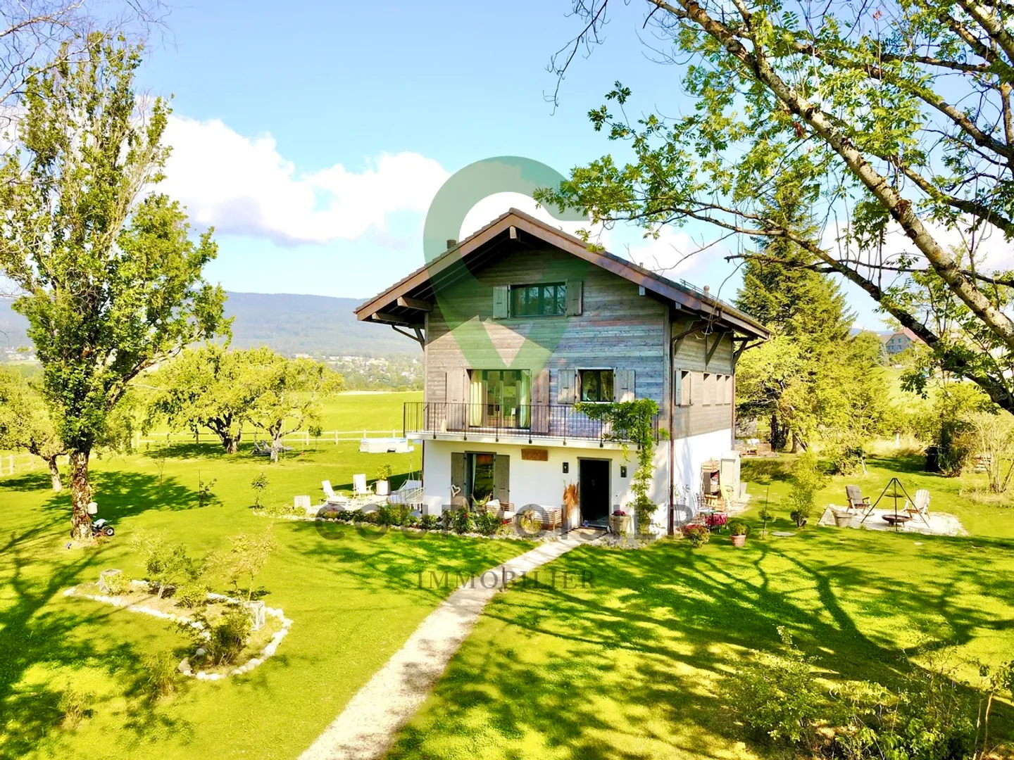 Superb family property sheltered from prying eyes - Photo 2 of 13