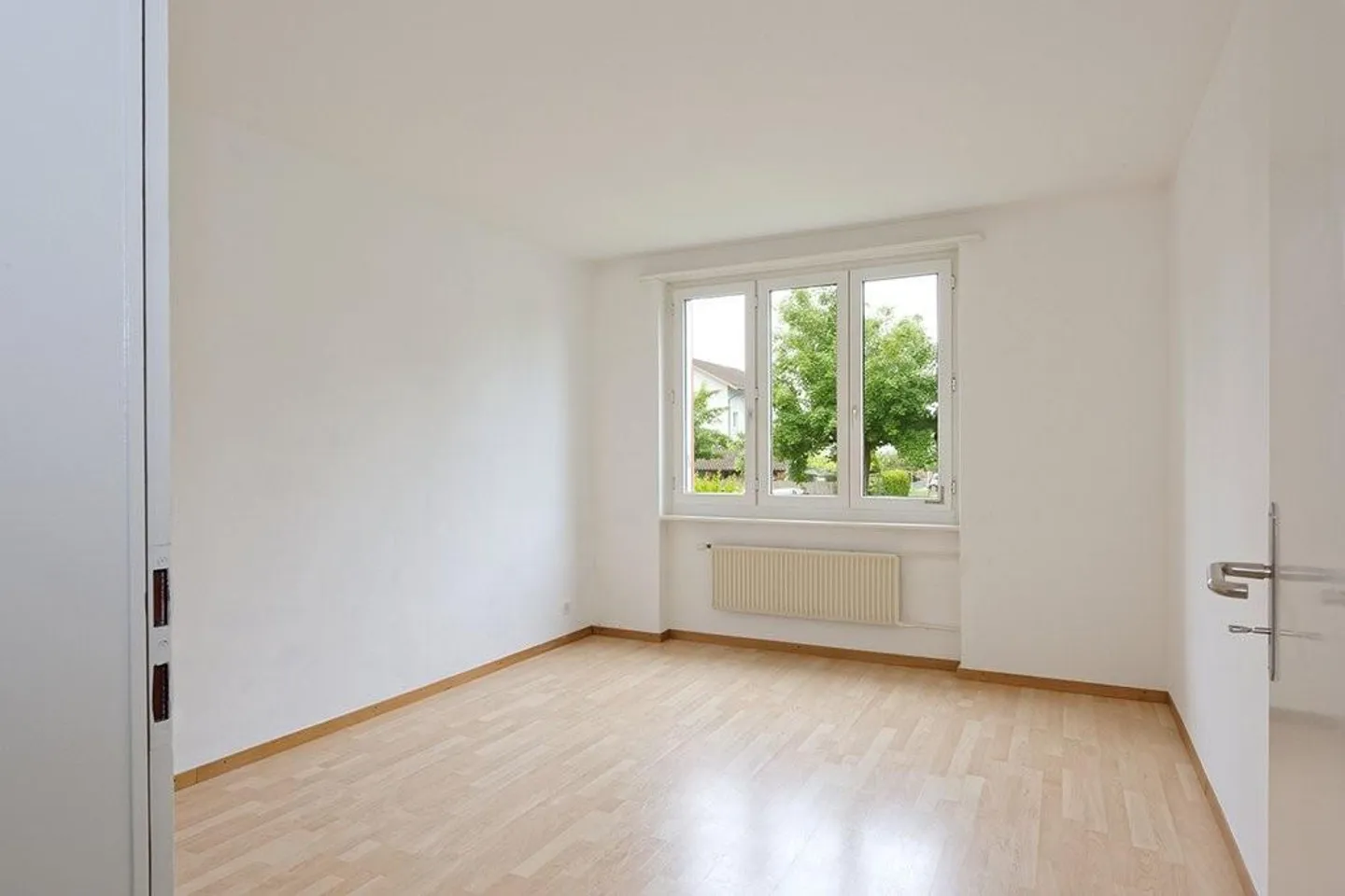 Appartement sous les combles partiellement rénové de 1 pièce avec charme - Photo 3 sur 10