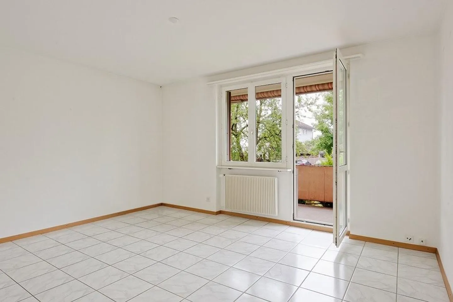 Appartement sous les combles partiellement rénové de 1 pièce avec charme - Photo 4 sur 10