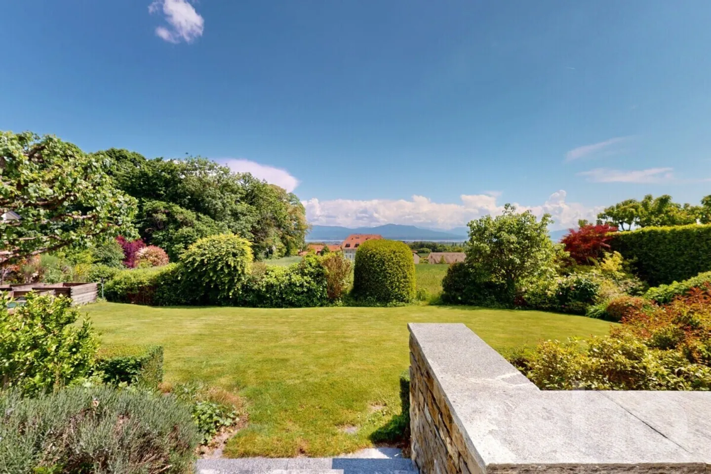 Bella casa familiare con vista libera sul lago e sulle Alpi - Foto 1 di 7