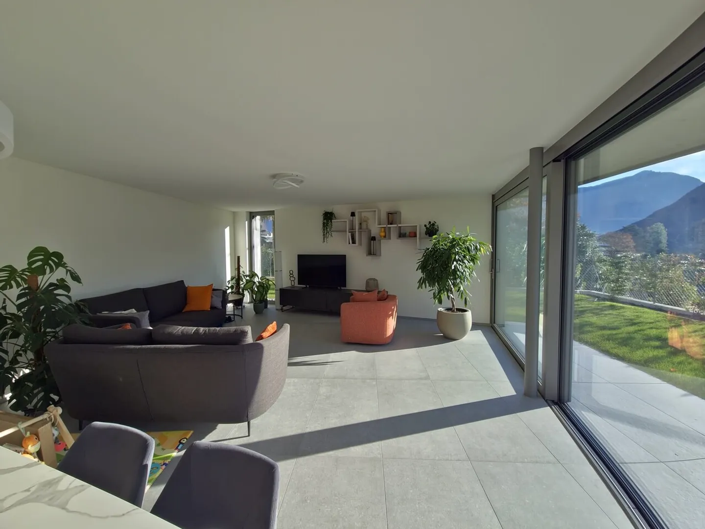 Exklusive 4.5 Zimmer im Erdgeschoss mit privatem Garten - Foto 5 von 13