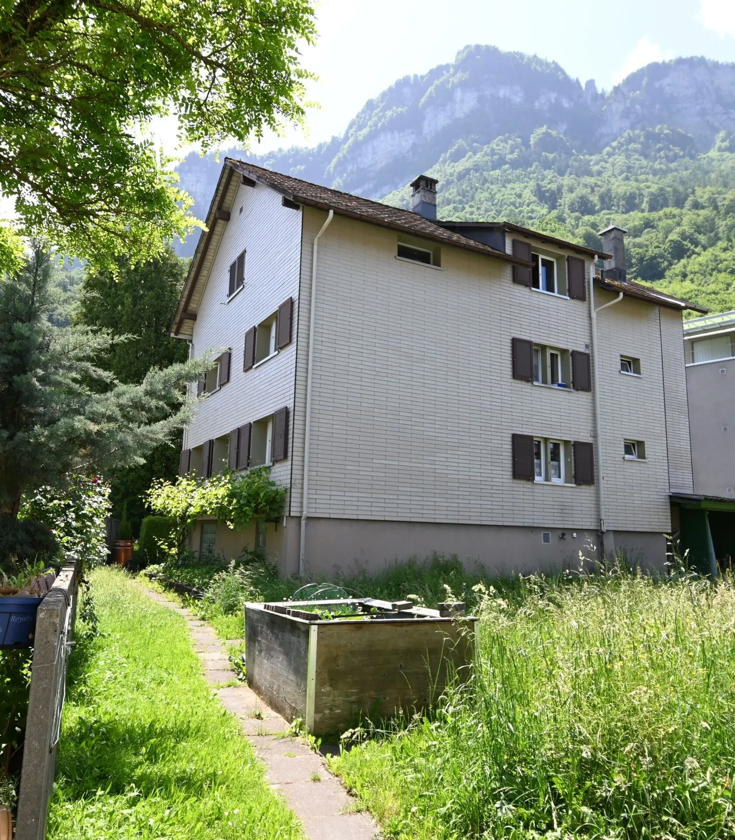 Geräumige Immobilie mit Renovierungspotenzial - Foto 2 von 5