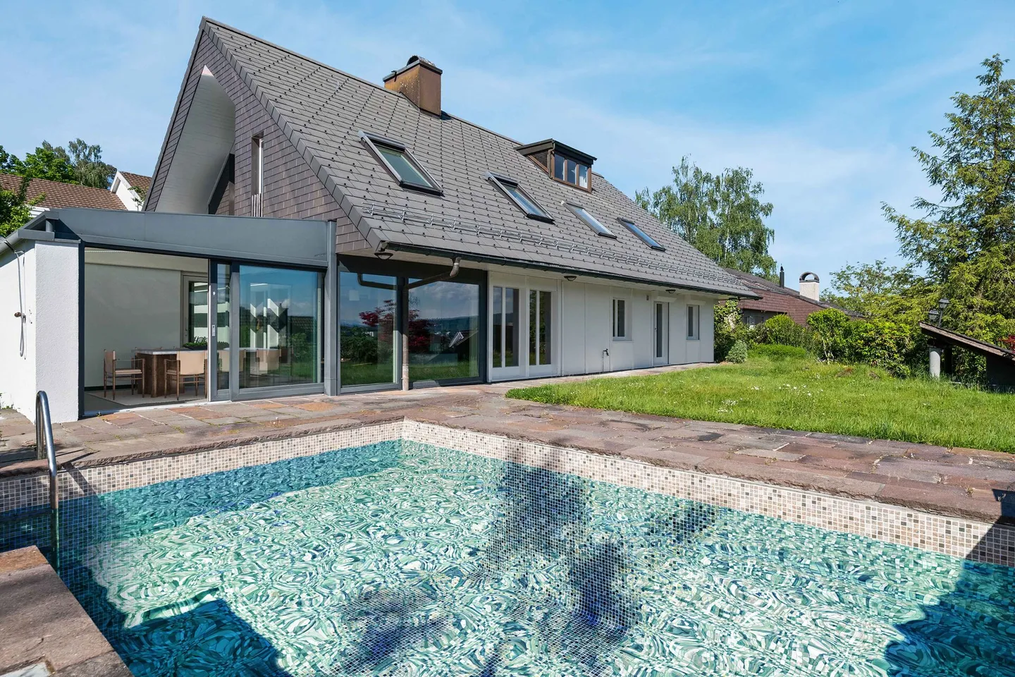 Piscina, giardino e vista lontana: casa familiare in posizione privilegiata - Foto 1 di 19