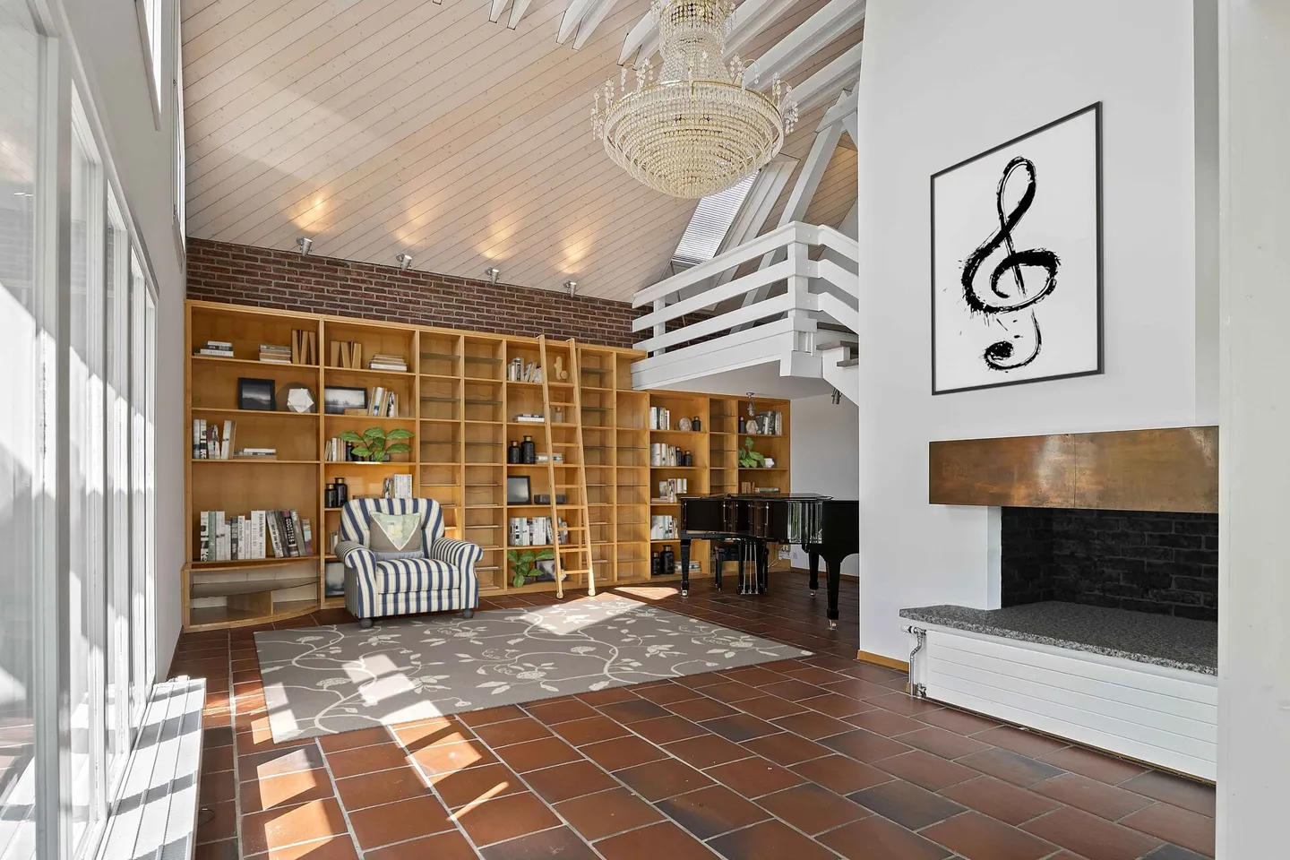 Piscina, giardino e vista lontana: casa familiare in posizione privilegiata - Foto 5 di 19