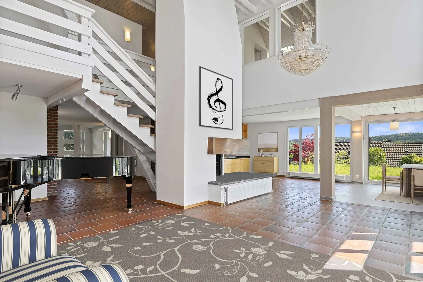 Piscina, giardino e vista lontana: casa familiare in posizione privilegiata - Foto 4 di 19