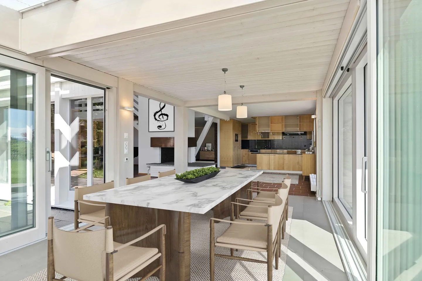 Piscina, giardino e vista lontana: casa familiare in posizione privilegiata - Foto 9 di 19