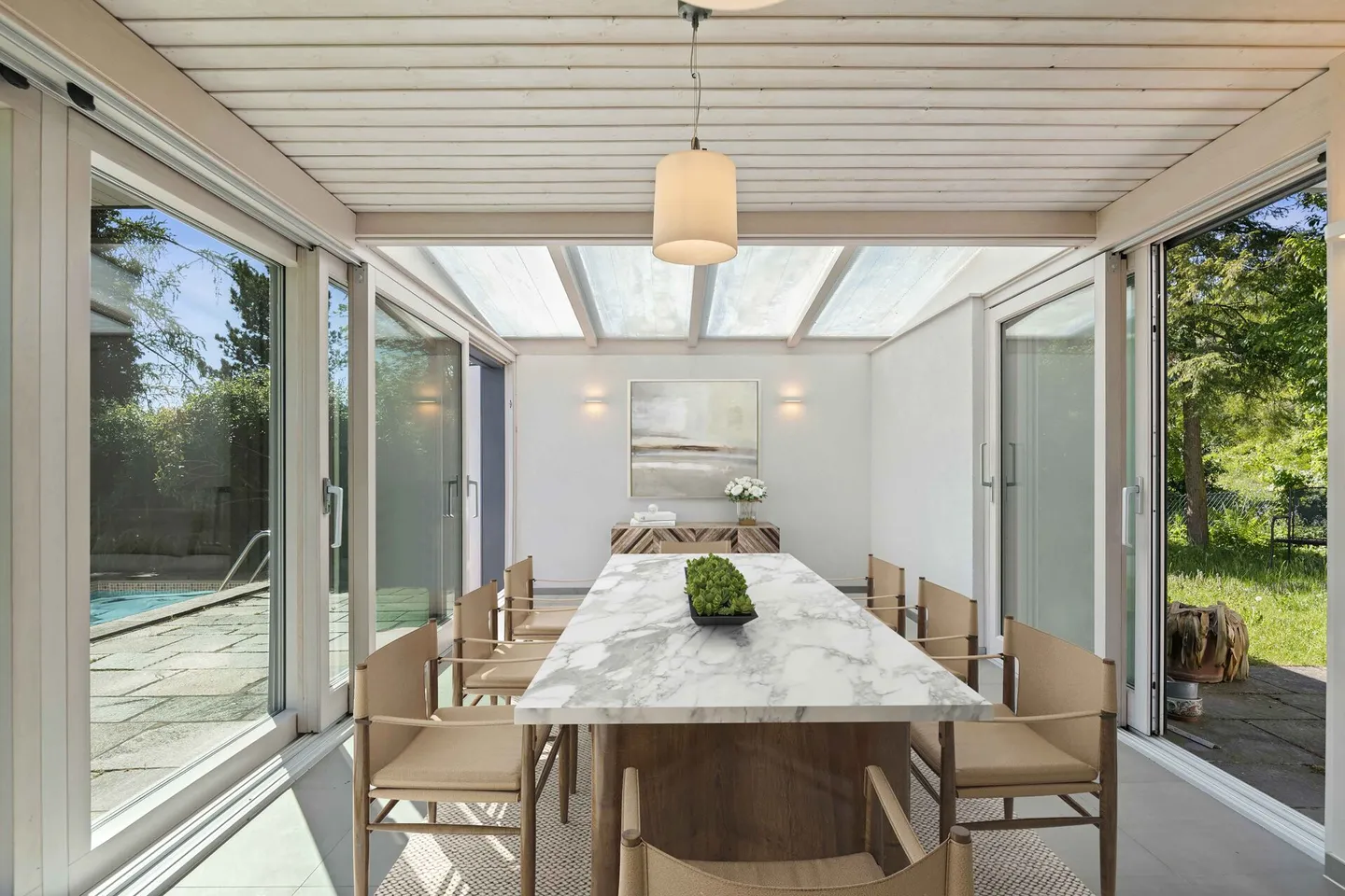 Piscina, giardino e vista lontana: casa familiare in posizione privilegiata - Foto 8 di 19