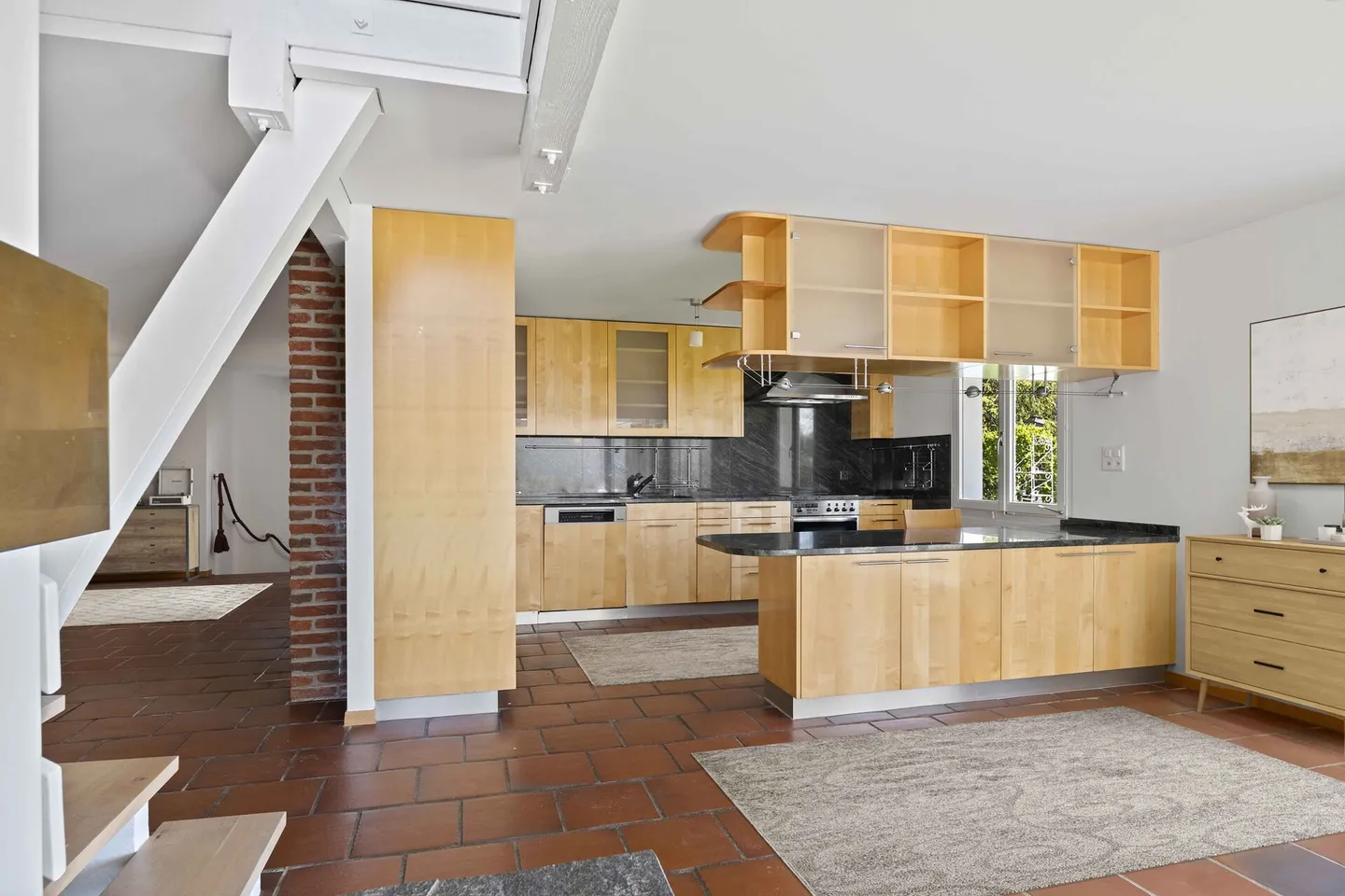 Piscina, giardino e vista lontana: casa familiare in posizione privilegiata - Foto 7 di 19