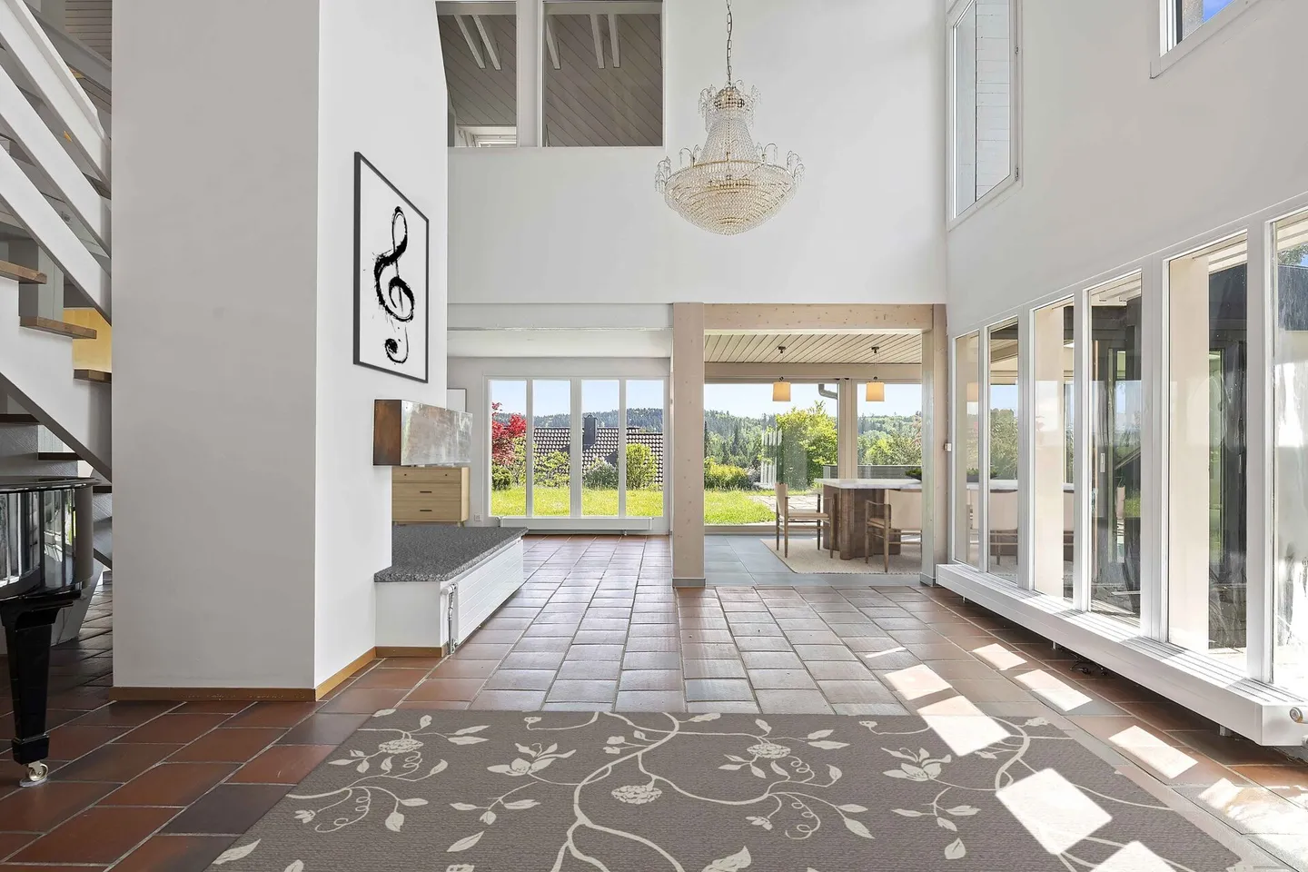 Piscina, giardino e vista lontana: casa familiare in posizione privilegiata - Foto 6 di 19